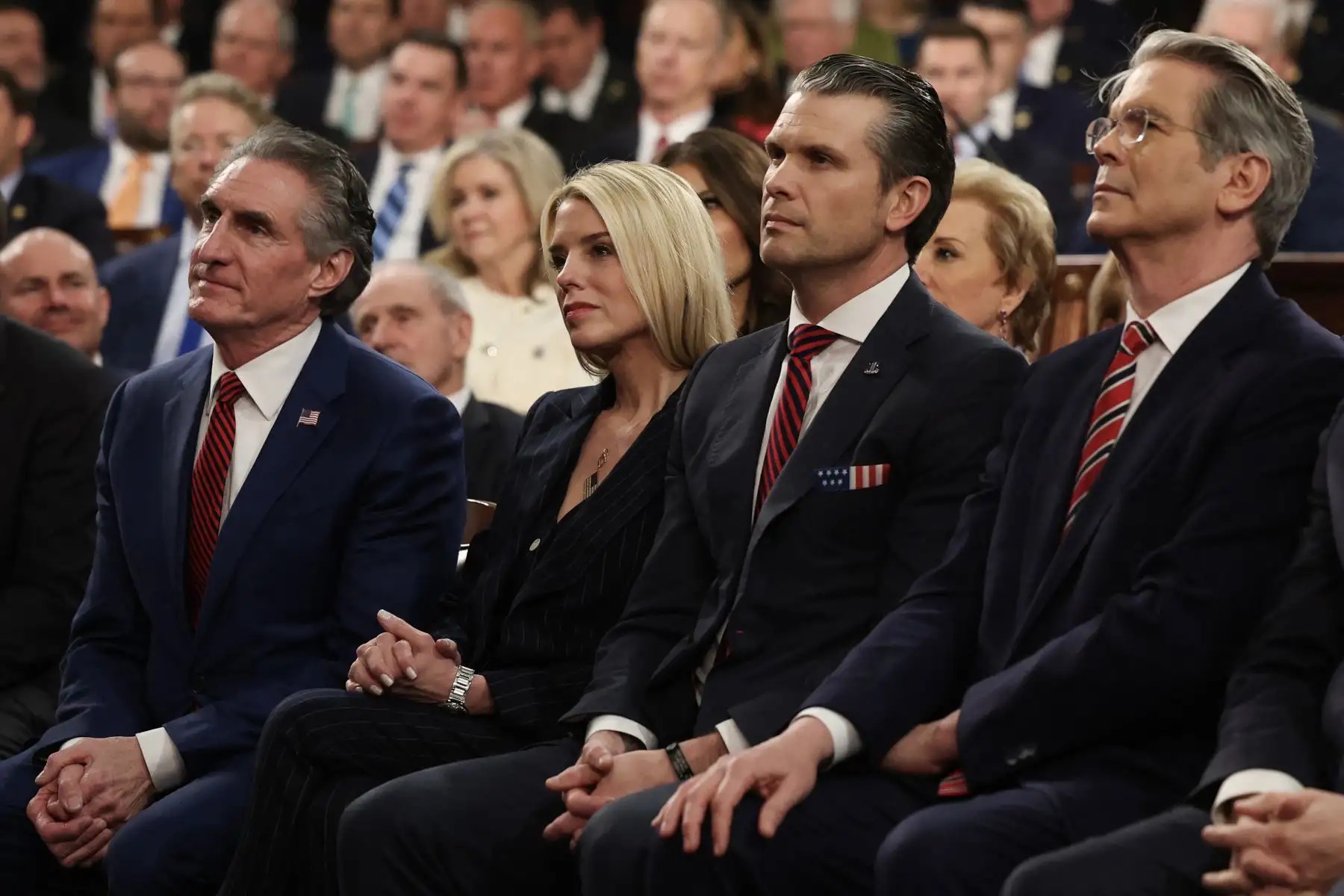 El secretario del Interior de los EE. UU., Doug Burgum, la fiscal general Pam Bondi, el secretario de Defensa Pete Hegseth y el secretario del Tesoro Scott Bessent escuchan al presidente de los EE. UU., Donald Trump, dirigirse a una sesión conjunta del Congreso en el Capitolio de los EE. UU. en Washington, DC. El vicepresidente JD Vance y el presidente de la Cámara de Representantes Mike Johnson aplauden detrás de él. Se esperaba que el presidente Trump se dirigiera al Congreso sobre sus primeros logros de