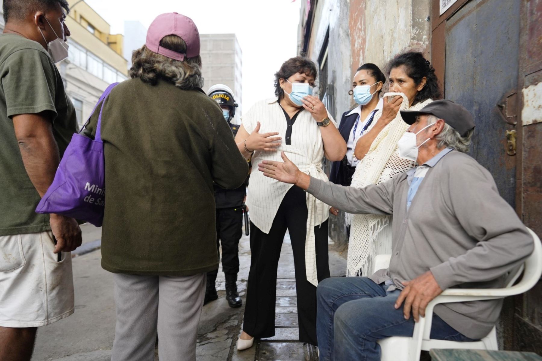 La ministra de la Mujer y Poblaciones Vulnerables, Fanny Montellanos, recorrió la zona afectada por el incendio en el Cercado de Lima. Foto: ANDINA/Difusión.