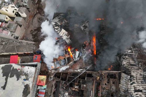 Incendio en el centro de Lima: llamas consumen edificios y una estructura colapsa