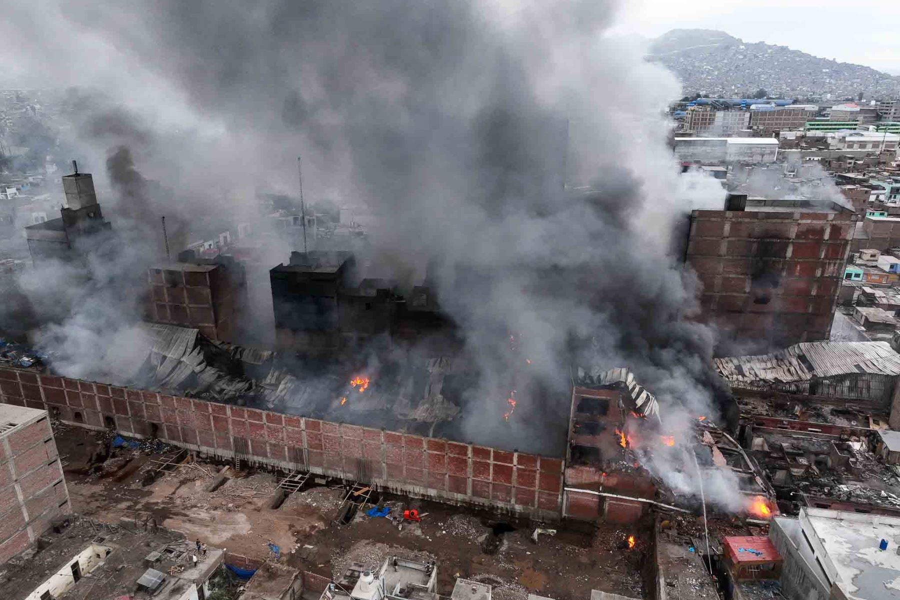 Cerca de 50 unidades del Cuerpo General de Bomberos Voluntarios del Perú continúan con las labores de controlar el gran incendio originado en la cuadra 4 del Jr. Cangallo, en el Cercado de Lima. Foto: ANDINA/Daniel Bracamonte