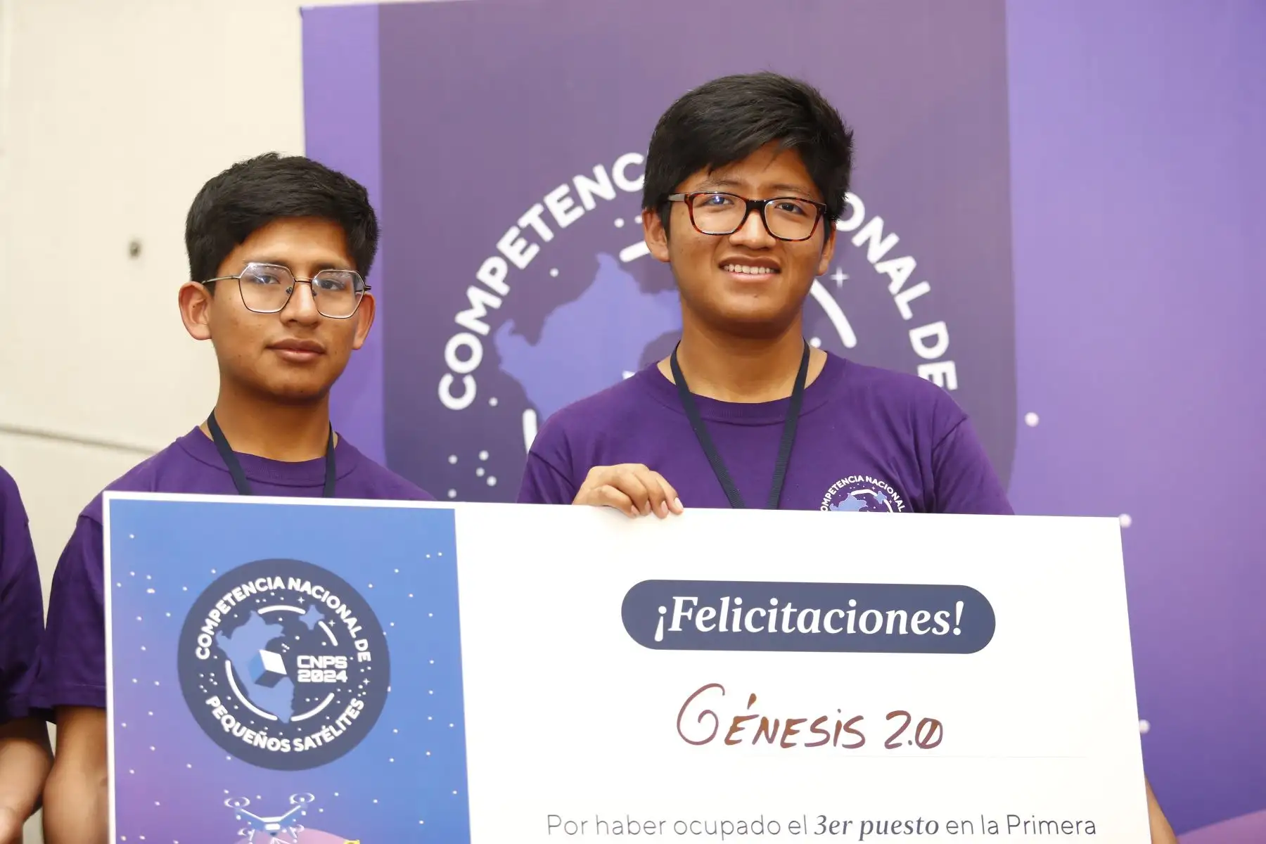 Ellos son los jóvenes estudiantes de la Universidad San Antonio Abad del Cusco que obtuvieron el tercer puesto en la Competencia Nacional de Pequeños Satélites, organizada por la Pontificia Universidad Católica del Perú PUCP y la Agencia Espacial del Perú CONIDA. Foto: ANDINA/Daniel Bracamonte