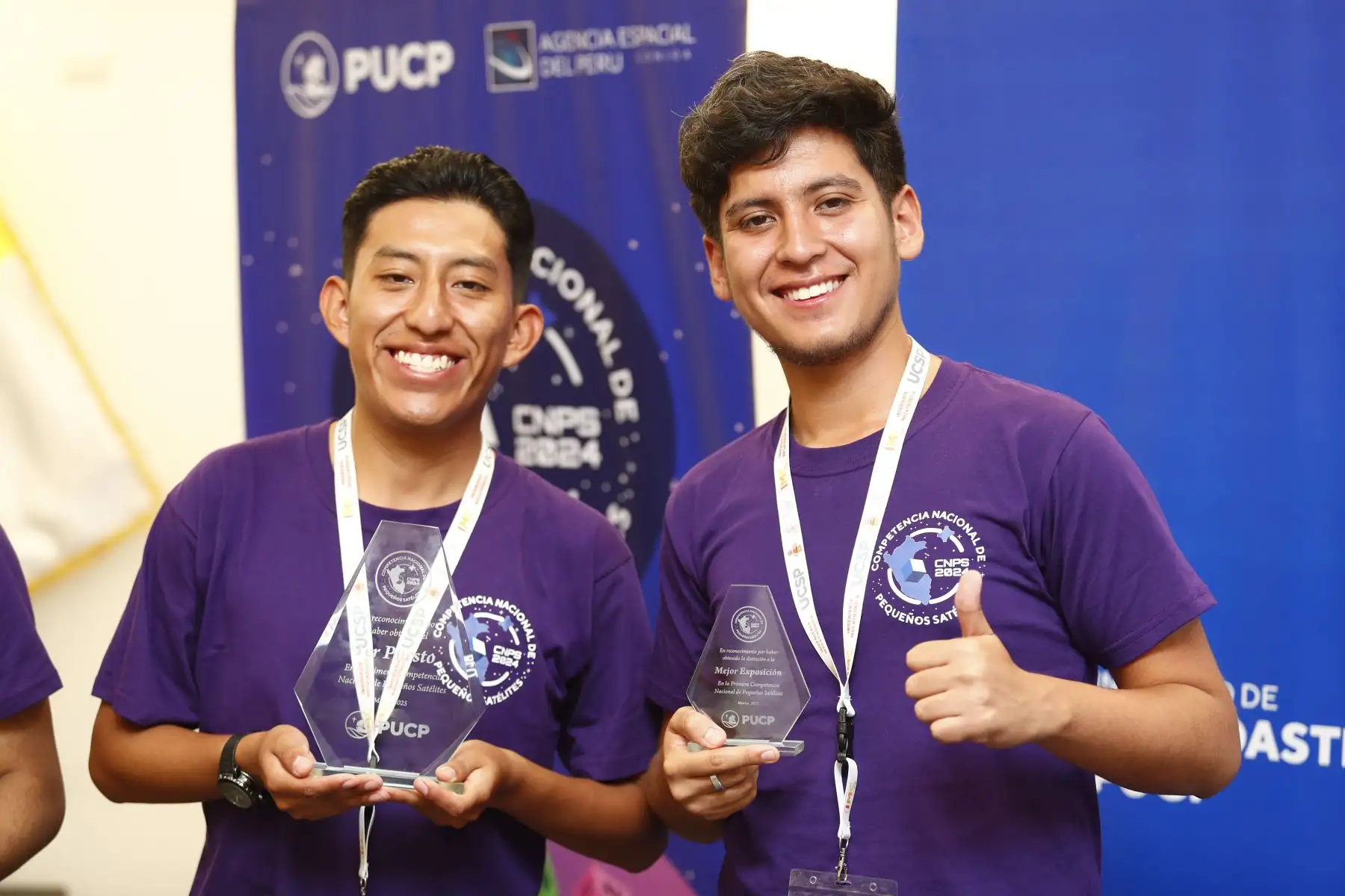 Ellos son Mario Valdeiglesias Flores y Brayan Angulo Medina, estudiantes de la Universidad Católica San Pablo de Arequipa, que junto a sus compañeros del equipo Killa Rumi obtuvieron el primer puesto en la Competencia Nacional de Pequeños Satélites, organizada por la Pontificia Universidad Católica del Perú PUCP y la Agencia Espacial del Perú CONIDA. Foto: ANDINA/Daniel Bracamonte