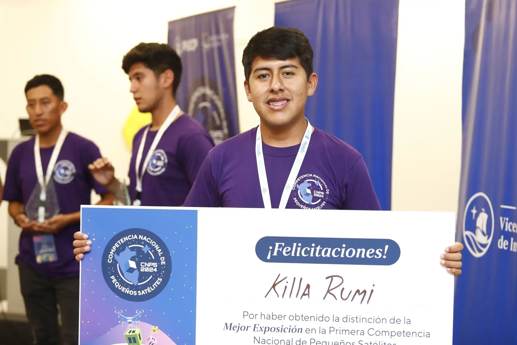 Él es Cristopher Luque Tello, estudiante de la Universidad Católica San Pablo de Arequipa, que junto a sus compañeros del equipo Killa Rumi obtuvo el primer puesto en la Competencia Nacional de Pequeños Satélites, organizada por la Pontificia Universidad Católica del Perú PUCP y la Agencia Espacial del Perú CONIDA. Foto: ANDINA/Daniel Bracamonte