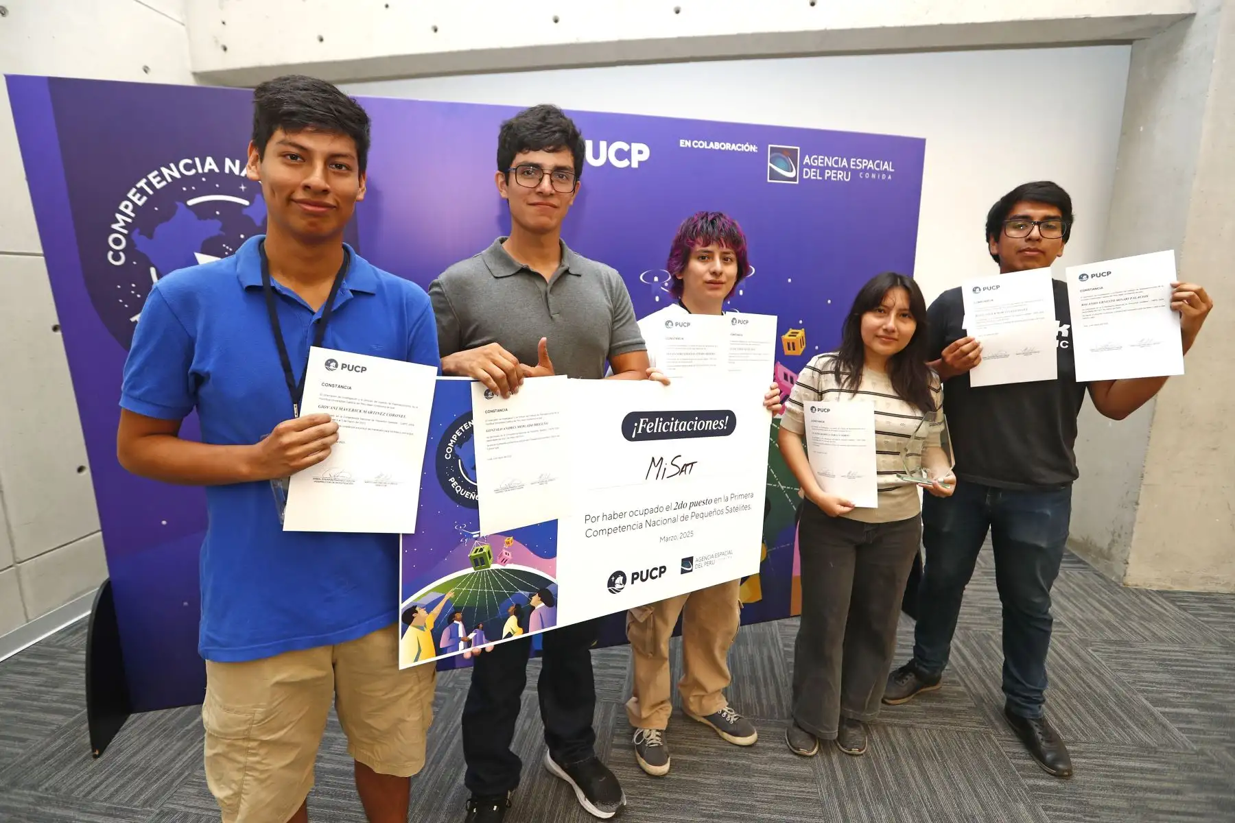 Ellos son los jóvenes estudiantes de la Pontificia Universidad Católica del Perú que, a través de la conformación del equipo MiSat, obtuvieron el segundo puesto en la Competencia Nacional de Pequeños Satélites, organizada por la PUCP y la Agencia Espacial del Perú CONIDA. Foto: ANDINA/Daniel Bracamonte
