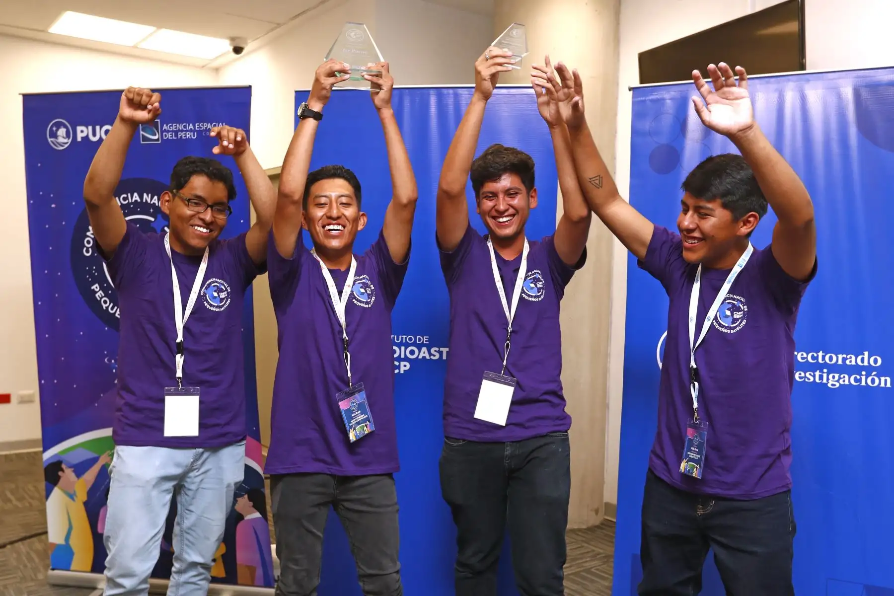 Ellos son los jóvenes estudiantes de la Universidad Católica San Pablo de Arequipa que se alzaron con el primer puesto en la Competencia Nacional de Pequeños Satélites, organizada por la Pontificia Universidad Católica del Perú PUCP y la Agencia Espacial del Perú CONIDA. Foto: ANDINA/Daniel Bracamonte