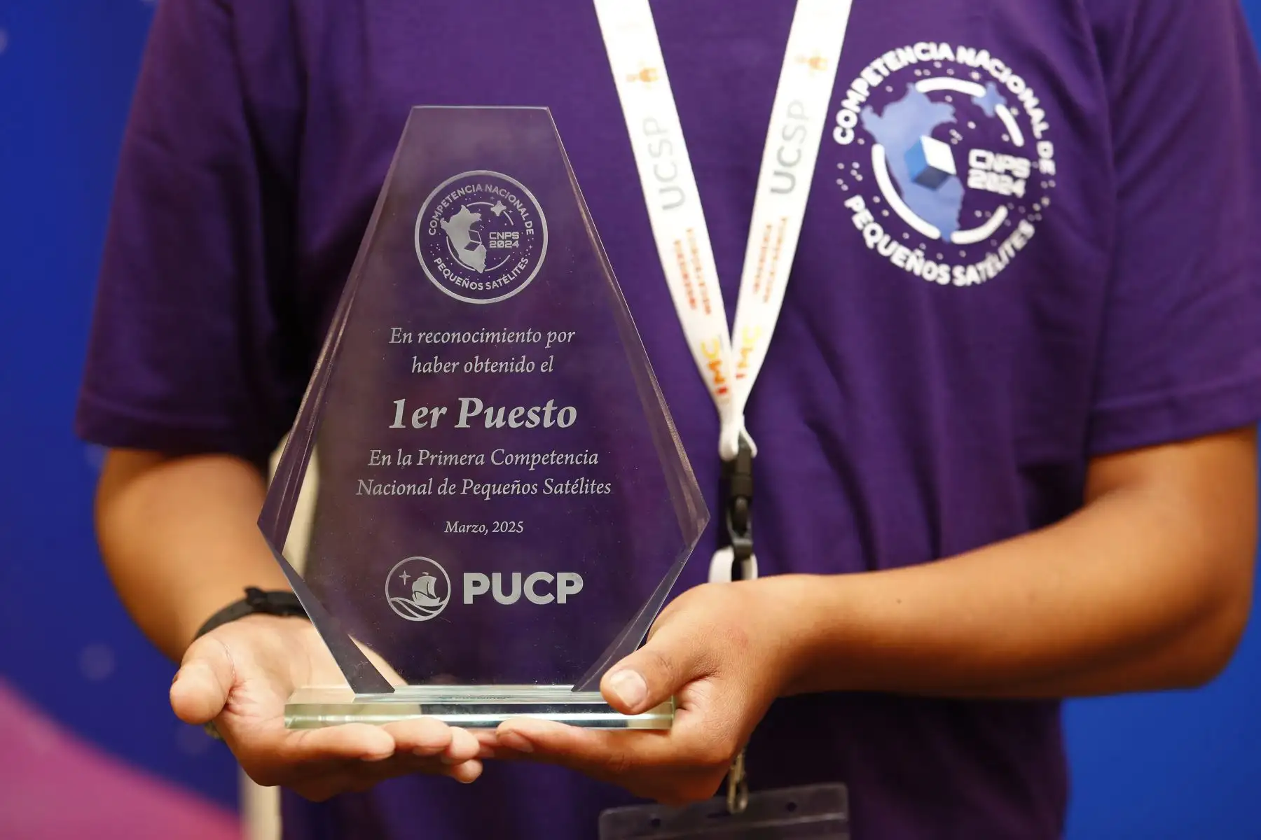 Ellos son los jóvenes estudiantes de la Universidad Católica San Pablo de Arequipa que se alzaron con el primer puesto en la Competencia Nacional de Pequeños Satélites, organizada por la Pontificia Universidad Católica del Perú PUCP y la Agencia Espacial del Perú CONIDA. Foto: ANDINA/Daniel Bracamonte
