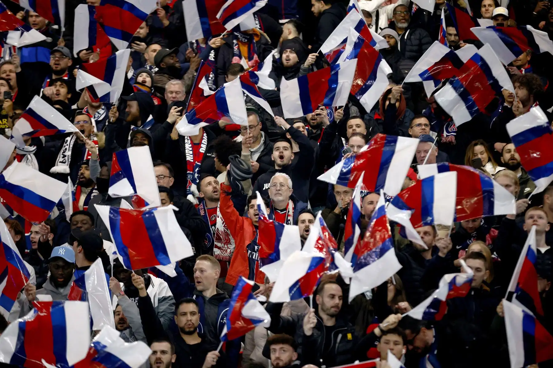 Los aficionados del PSG ondean banderas antes del partido de ida de los octavos de final de la UEFA Champions League entre el Paris Saint-Germain y el Liverpool FC, en París, Francia.
Foto: EFE