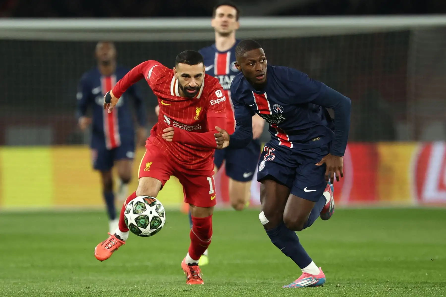 El delantero egipcio del Liverpool, Mohamed Salah , y el defensa portugués del Paris Saint-Germain, Nuno Mendes , luchan por el balón durante el partido de ida de los octavos de final de la UEFA Champions League entre el Paris Saint-Germain  y el Liverpool  en el estadio Parc des Princes en París.
Foto: AFP