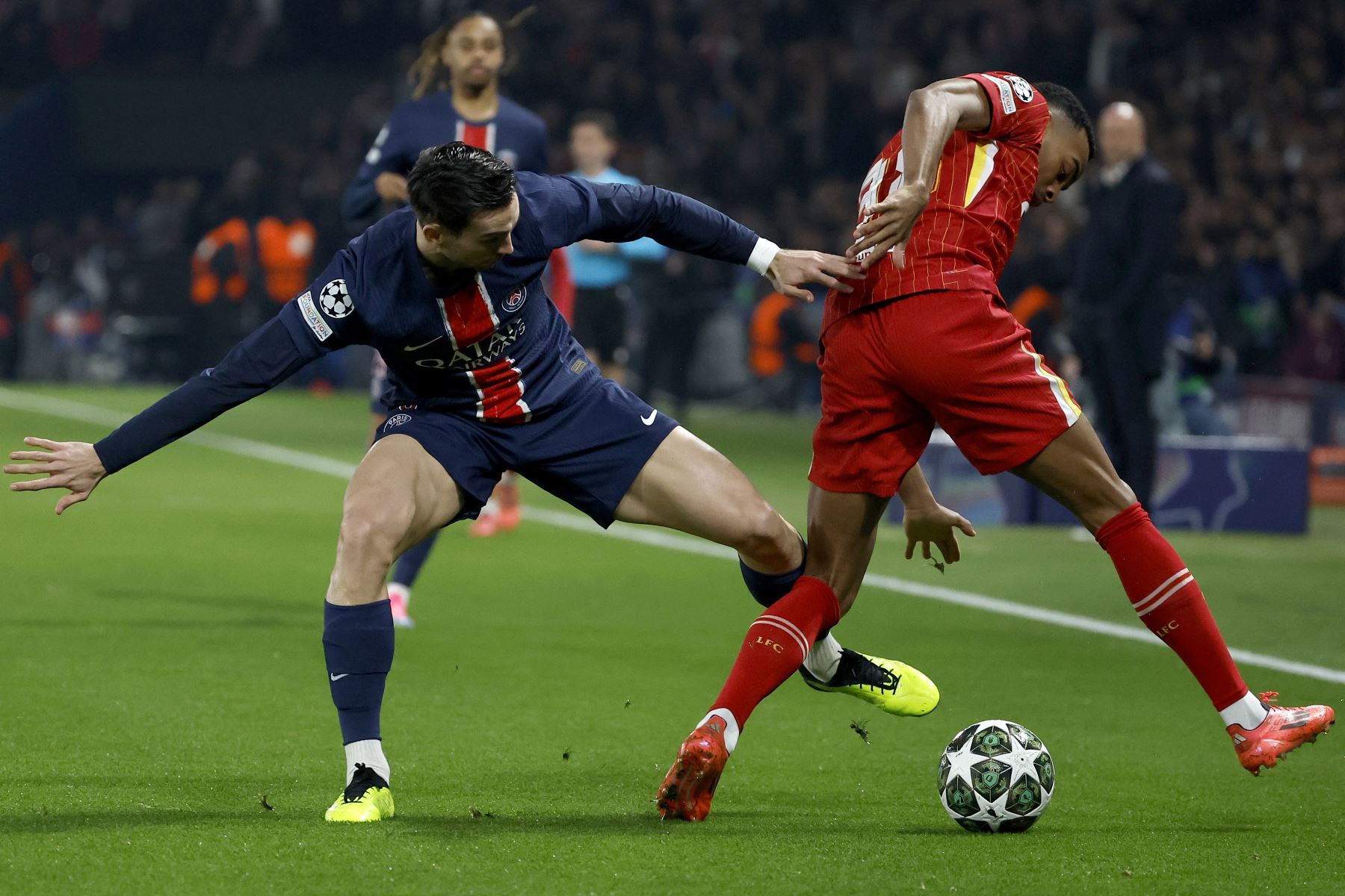 Fabian Ruiz  del PSG en acción contra Ryan Gravenberch del Liverpool durante el partido de ida de los octavos de final de la UEFA Champions League entre el Paris Saint-Germain y el Liverpool FC, en París, Francia.
Foto: EFE