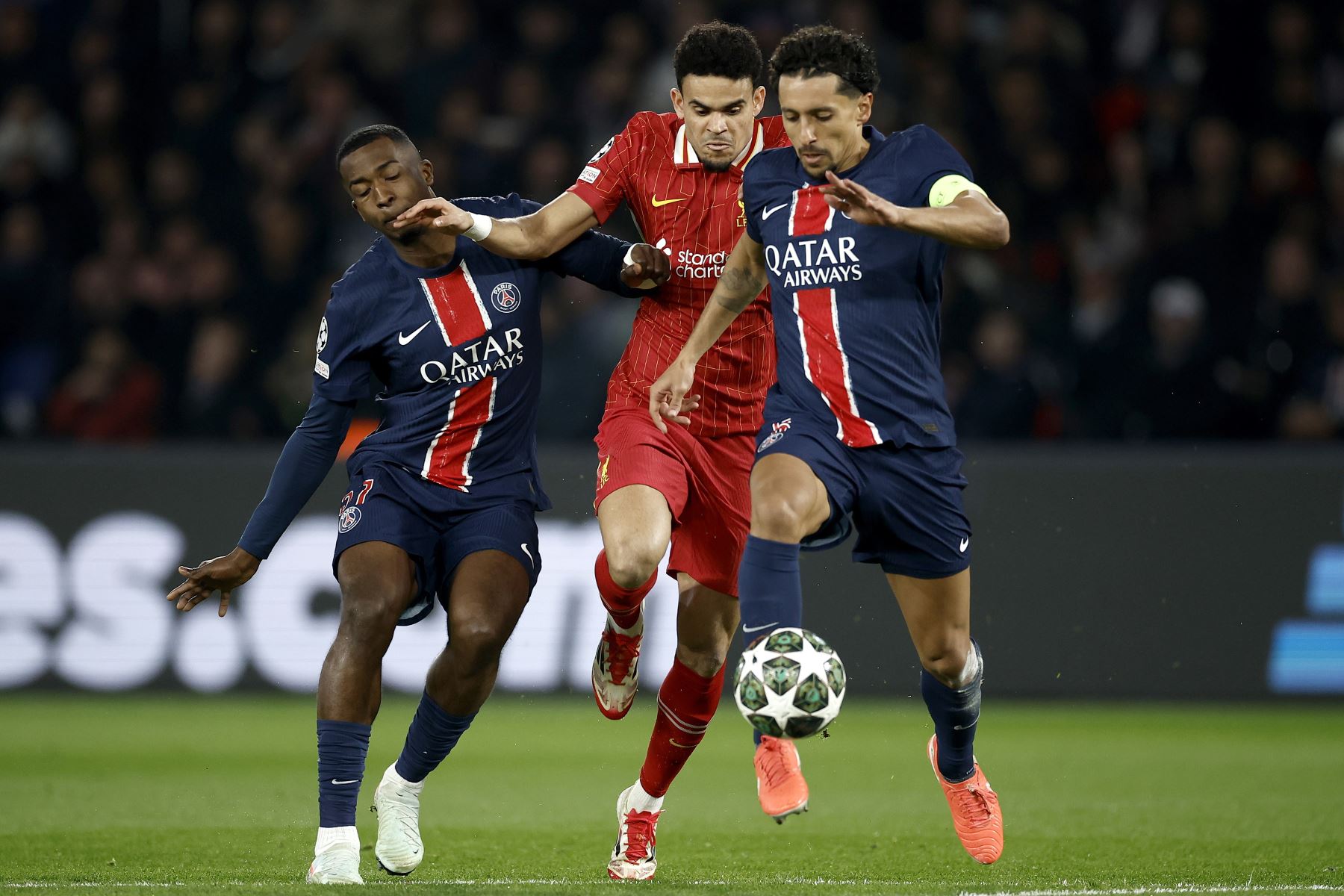 Marquinhos del PSG en acción contra Luis Díaz del Liverpool durante el partido de ida de los octavos de final de la UEFA Champions League entre el Paris Saint-Germain y el Liverpool FC, en París, Francia.
Foto: AFP