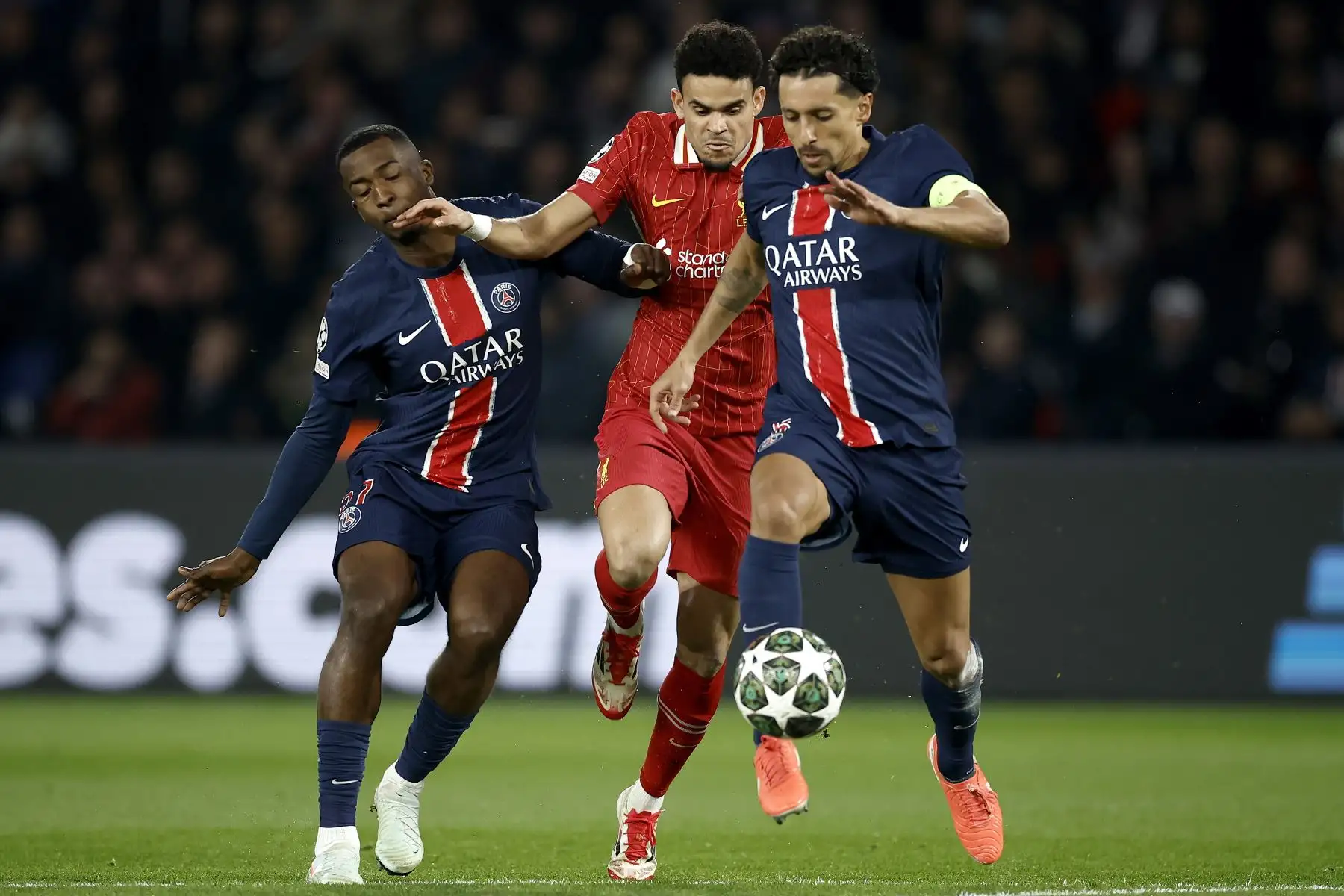 Marquinhos del PSG en acción contra Luis Díaz del Liverpool durante el partido de ida de los octavos de final de la UEFA Champions League entre el Paris Saint-Germain y el Liverpool FC, en París, Francia.
Foto: AFP