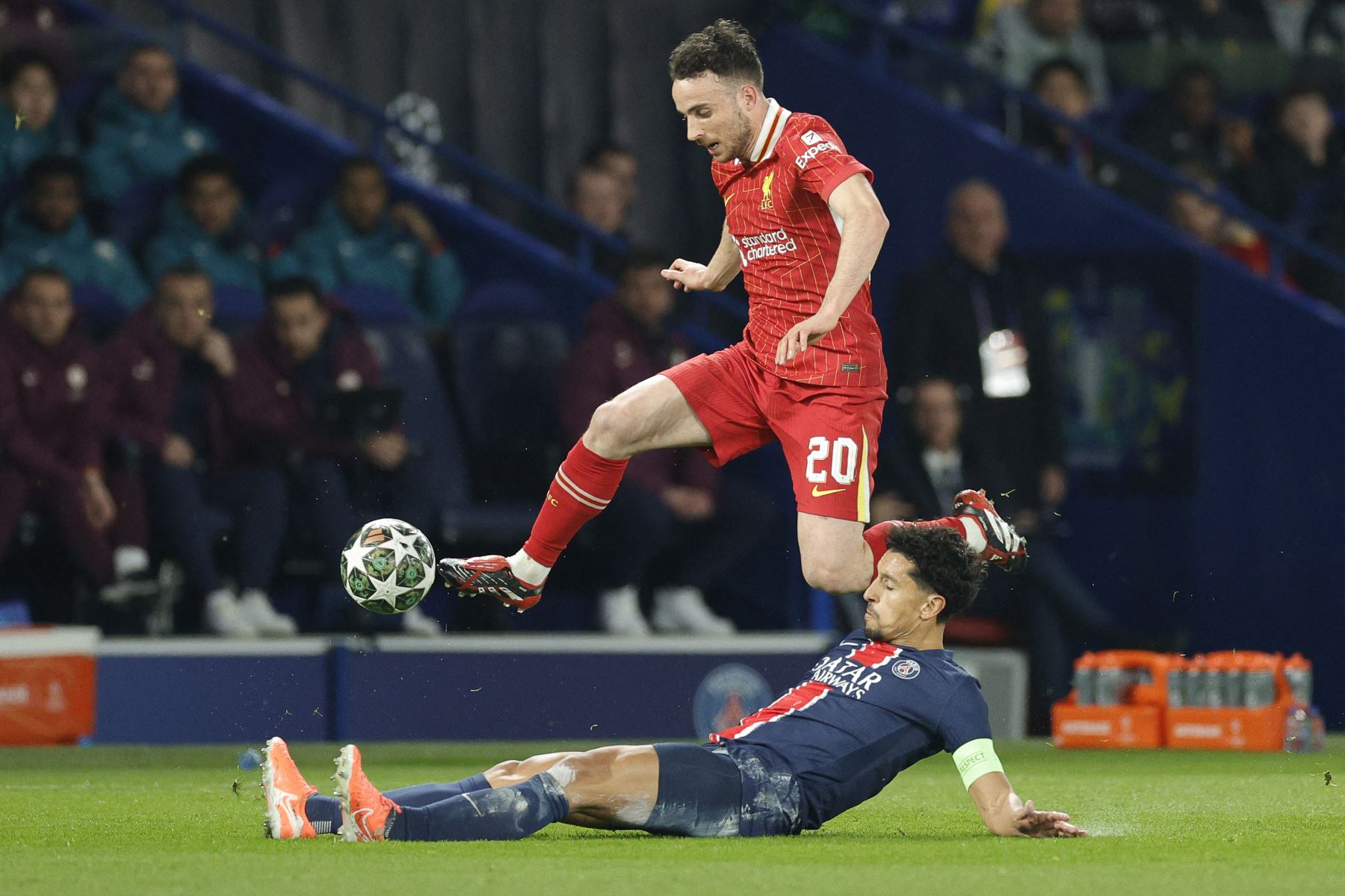 El centrocampista portugués del Liverpool, Diogo Jota , salta sobre un tackle del defensor brasileño  del Paris Saint-Germain, Marquinhos , durante el partido de ida de los octavos de final de la UEFA Champions League entre el Paris Saint-Germain  y el Liverpool.
Foto: AFP