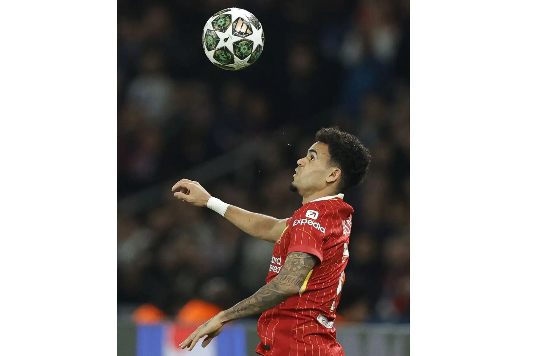 El delantero colombiano del Liverpool, Luis Díaz, controla el balón durante el partido de ida de los octavos de final de la UEFA Champions League entre el Paris Saint-Germain y el Liverpool  en el estadio Parc des Princes en París.
Foto: AFP
