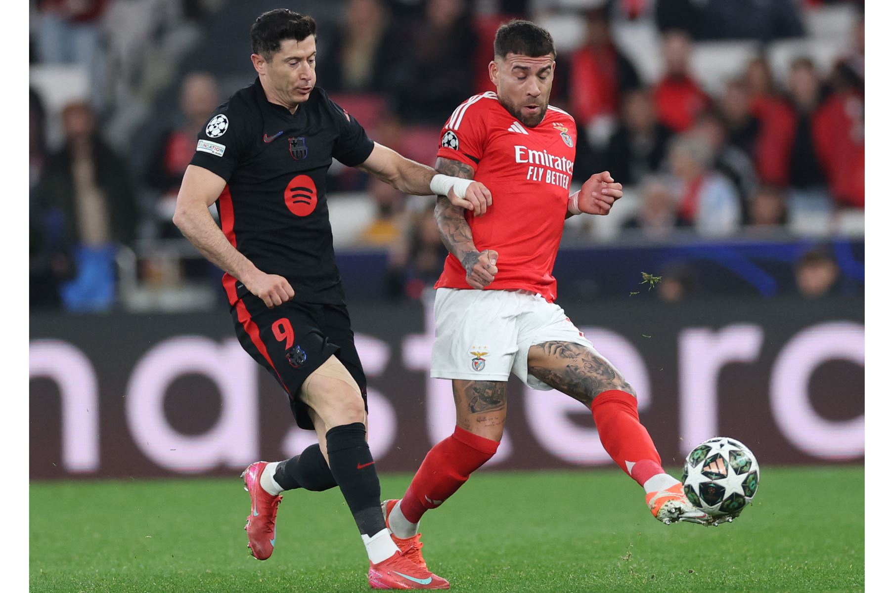 El delantero polaco del Barcelona, Robert Lewandowski lucha por el balón con el defensor argentino del Benfica, Nicolas Otamendi durante el partido de ida de octavos de final de la Liga de Campeones de la UEFA entre el SL Benfica y el FC Barcelona en el Estadio da Luz de Lisboa.
Foto: AFP