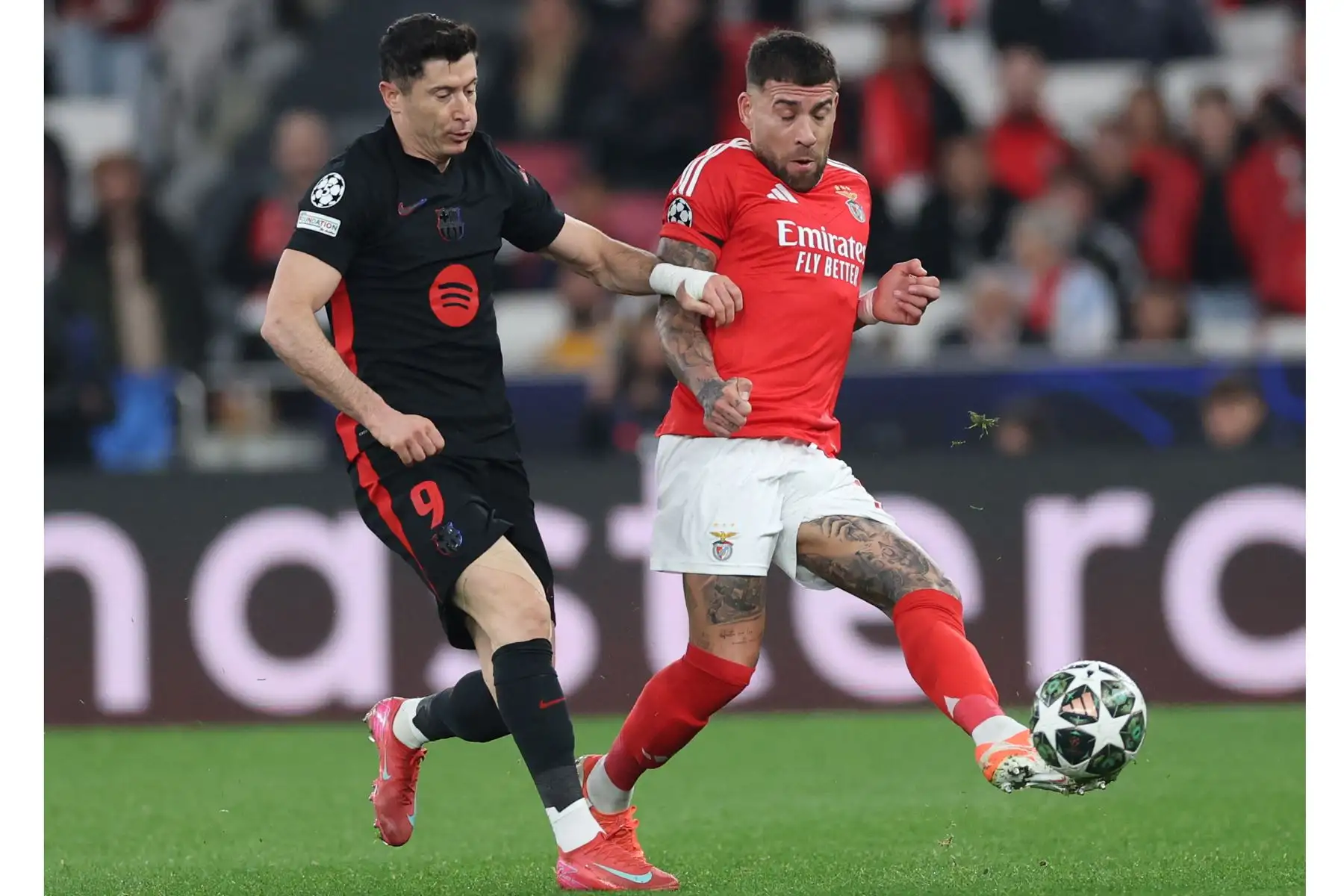 El delantero polaco del Barcelona, Robert Lewandowski lucha por el balón con el defensor argentino del Benfica, Nicolas Otamendi durante el partido de ida de octavos de final de la Liga de Campeones de la UEFA entre el SL Benfica y el FC Barcelona en el Estadio da Luz de Lisboa.
Foto: AFP