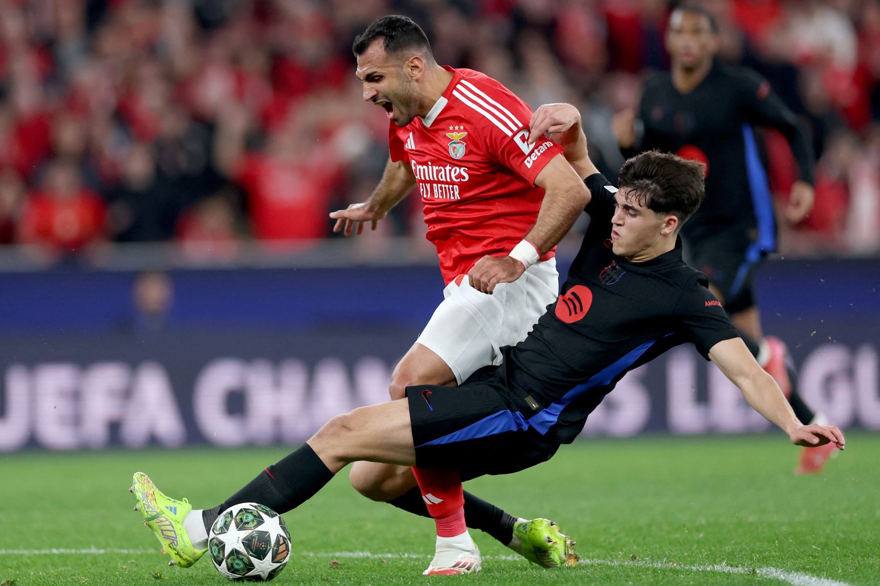 El defensa español del Barcelona, ​​Pau Cubarsi, lucha por el balón con el delantero griego  del Benfica, Vangelis Pavlidis, durante el partido de ida de los octavos de final de la Liga de Campeones de la UEFA entre el SL Benfica y el FC Barcelona en el estadio Estadio da Luz en Lisboa.
Foto: AFP