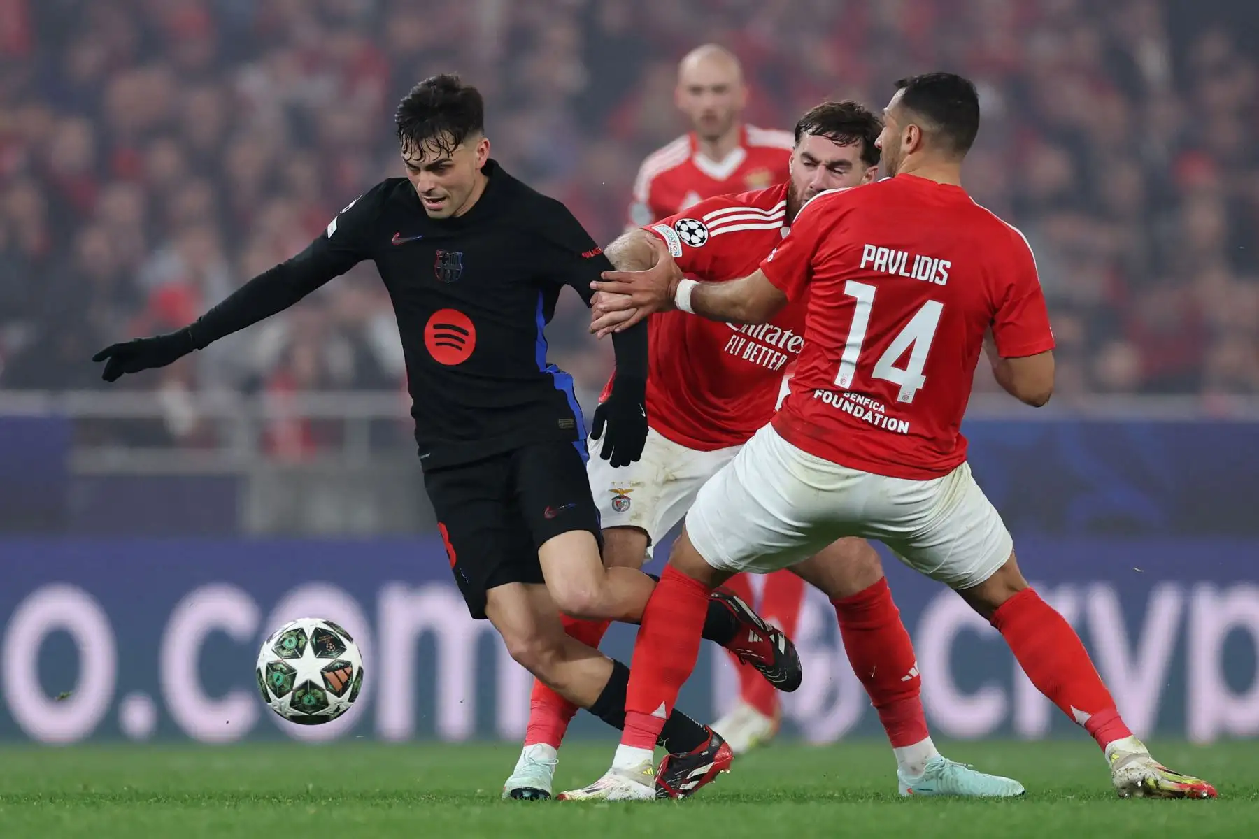 El centrocampista español,  Pedri del Barcelona lucha por el balón con el delantero griego, Vangelis Pavlidis del Benfica durante el partido de ida de los octavos de final de la UEFA Champions League entre el SL Benfica y el FC Barcelona en el estadio Estadio da Luz en Lisboa.
Foto: AFP
