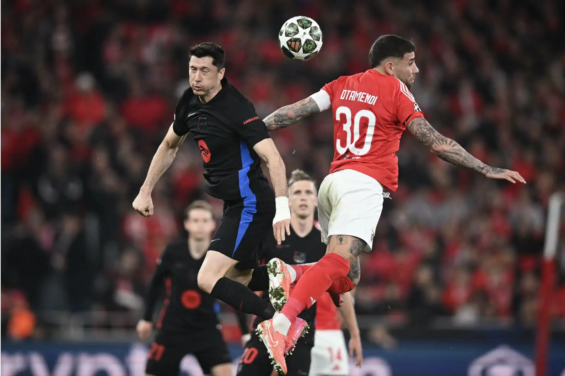 El delantero polaco del Barcelona, ​​Robert Lewandowski , y el defensor argentino  del Benfica, Nicolás Otamendi, intentan un cabezazo durante el partido de ida de los octavos de final de la Liga de Campeones de la UEFA entre el SL Benfica y el FC Barcelona en el estadio Estadio da Luz en Lisboa.
Foto: AFP