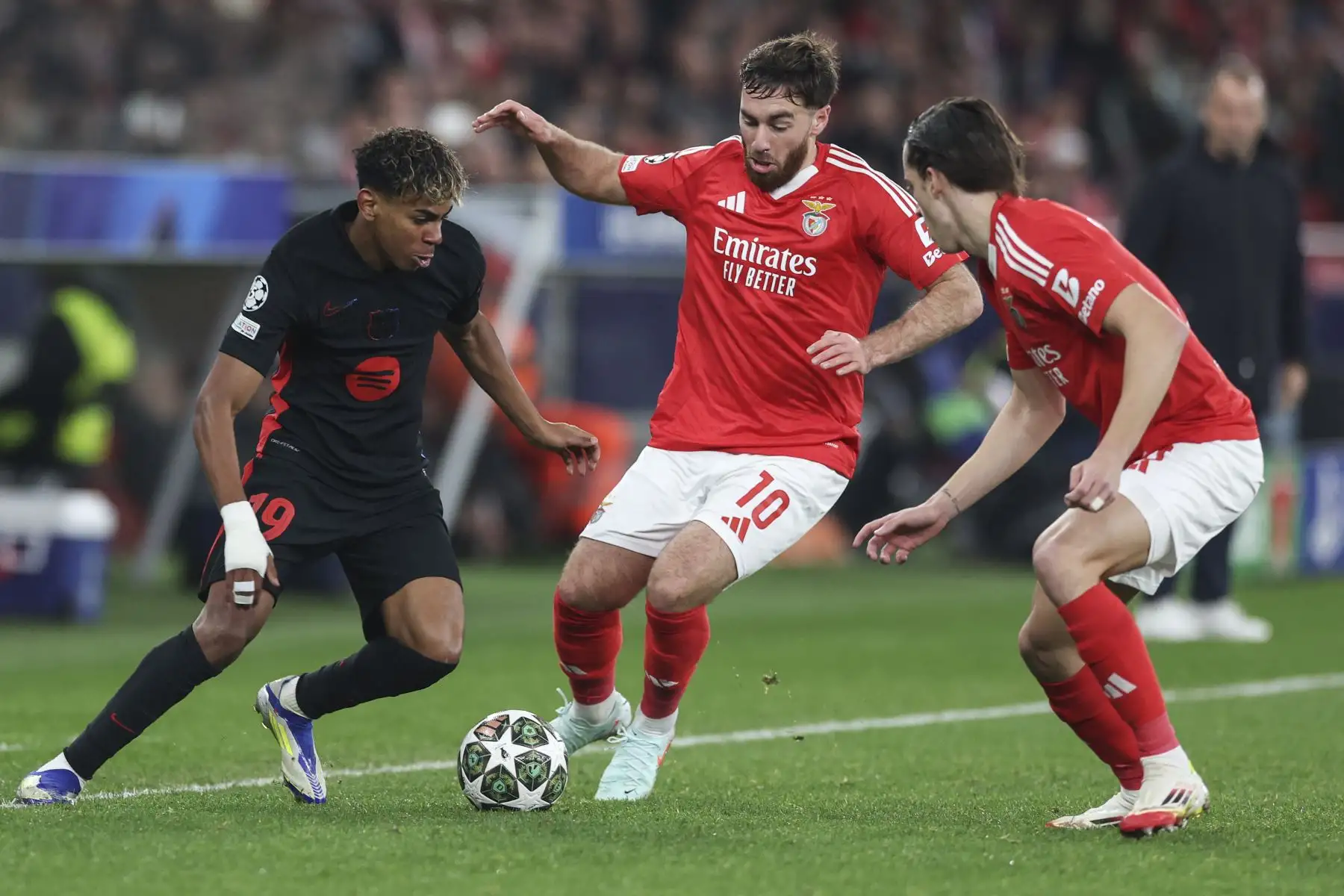 Akturkoglu  del Benfica lucha por el balón con el jugador del Barcelona Lamine Yamal  durante el partido de ida de octavos de final de la Liga de Campeones de la UEFA entre el Benfica y el Barcelona disputado en el Estadio Luz de Lisboa.
Foto: EFE