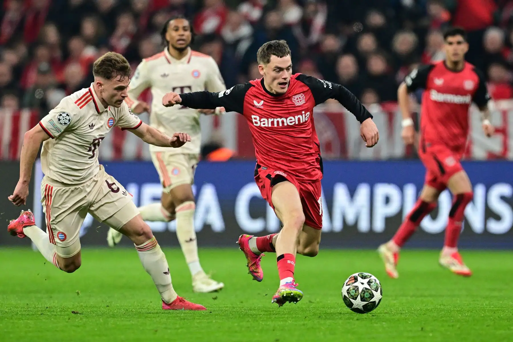 El centrocampista alemán del Bayer Leverkusen, Florian Wirtz , y el centrocampista alemán del Bayern Munich, Joshua Kimmich, compiten por el balón durante el partido de ida de los octavos de final de la UEFA Champions League entre el FC Bayern Munich y el Bayer 04 Leverkusen.
Foto: AFP