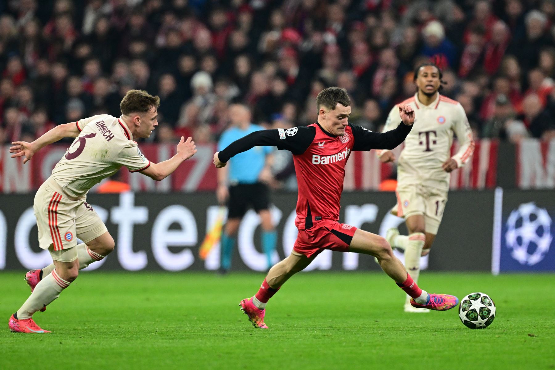 El centrocampista alemán del Bayer Leverkusen, Florian Wirtz , y el centrocampista alemán  del Bayern Munich, Joshua Kimmich, compiten por el balón durante el partido de ida de los octavos de final de la UEFA Champions League, FC Bayern Munich vs Bayer 04 Leverkusen.
Foto: AFP