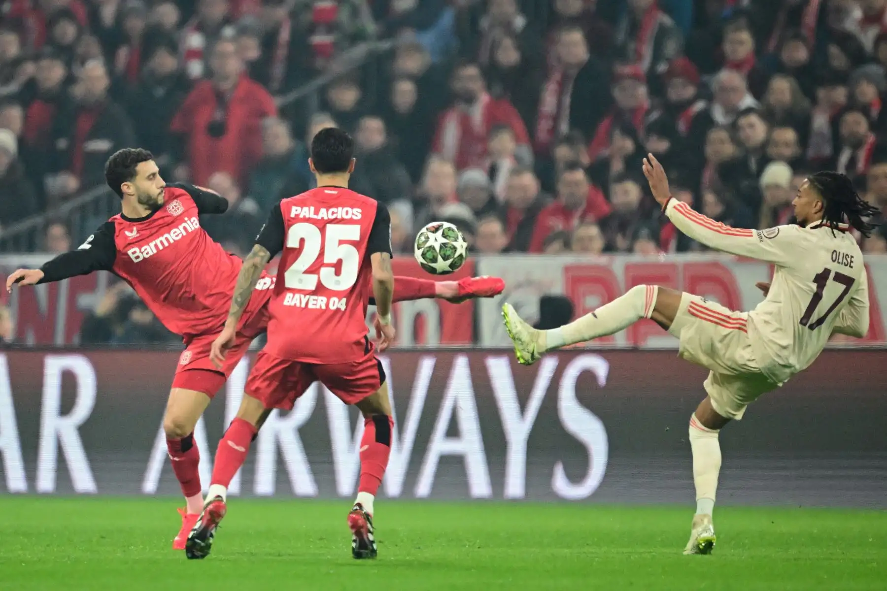 El centrocampista francés del Bayern Munich, Michael Olise , y el defensor ecuatoriano del Bayer Leverkusen, Piero Hincapie, compiten por el balón durante el partido de ida de los octavos de final de la UEFA Champions League, FC Bayern Munich vs Bayer 04 Leverkusen.
Foto: AFP