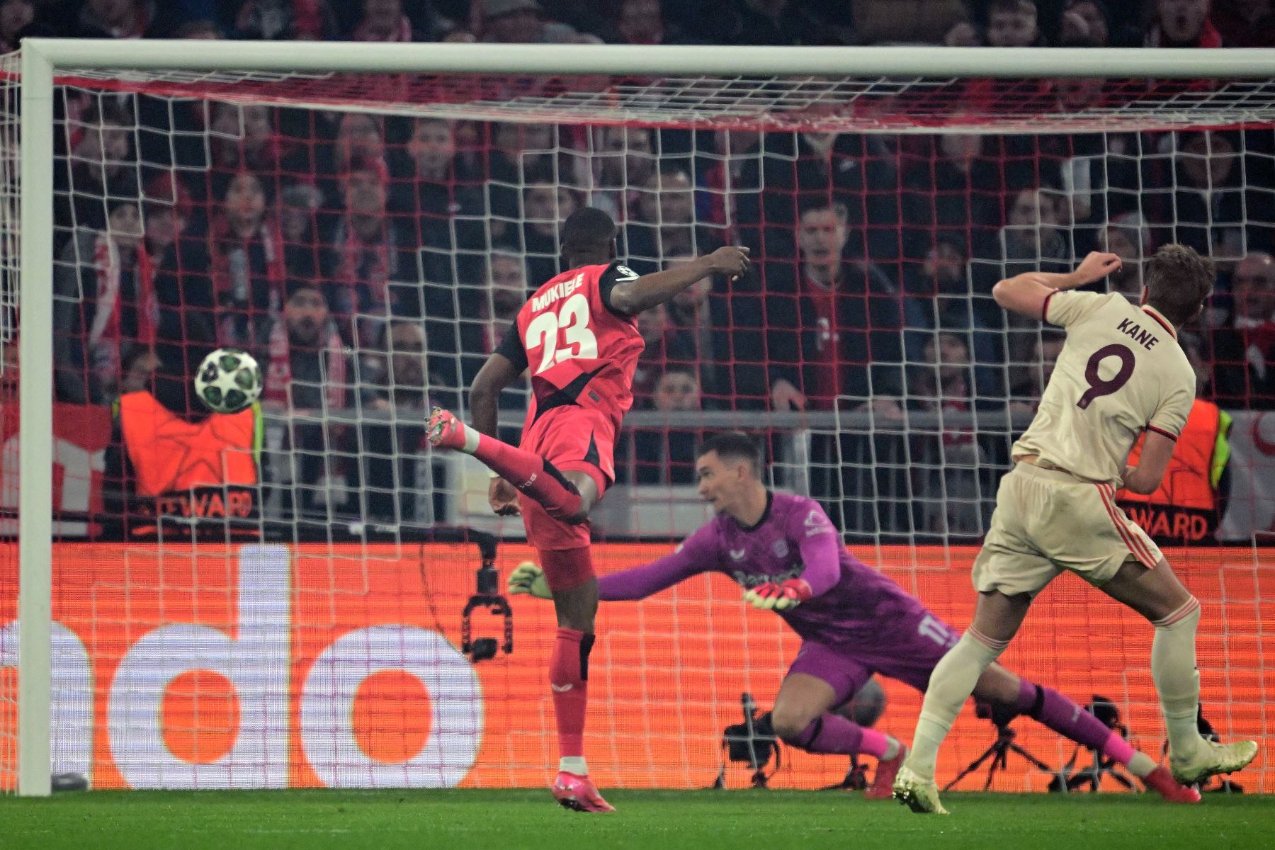 El delantero inglés del Bayern Munich, Harry Kane , marca el primer gol ante el portero checo del Bayer Leverkusen, Matej Kovar , durante el partido de ida de los octavos de final de la UEFA Champions League, entre el FC Bayern Munich y el Bayer 04 Leverkusen.
Foto: AFP