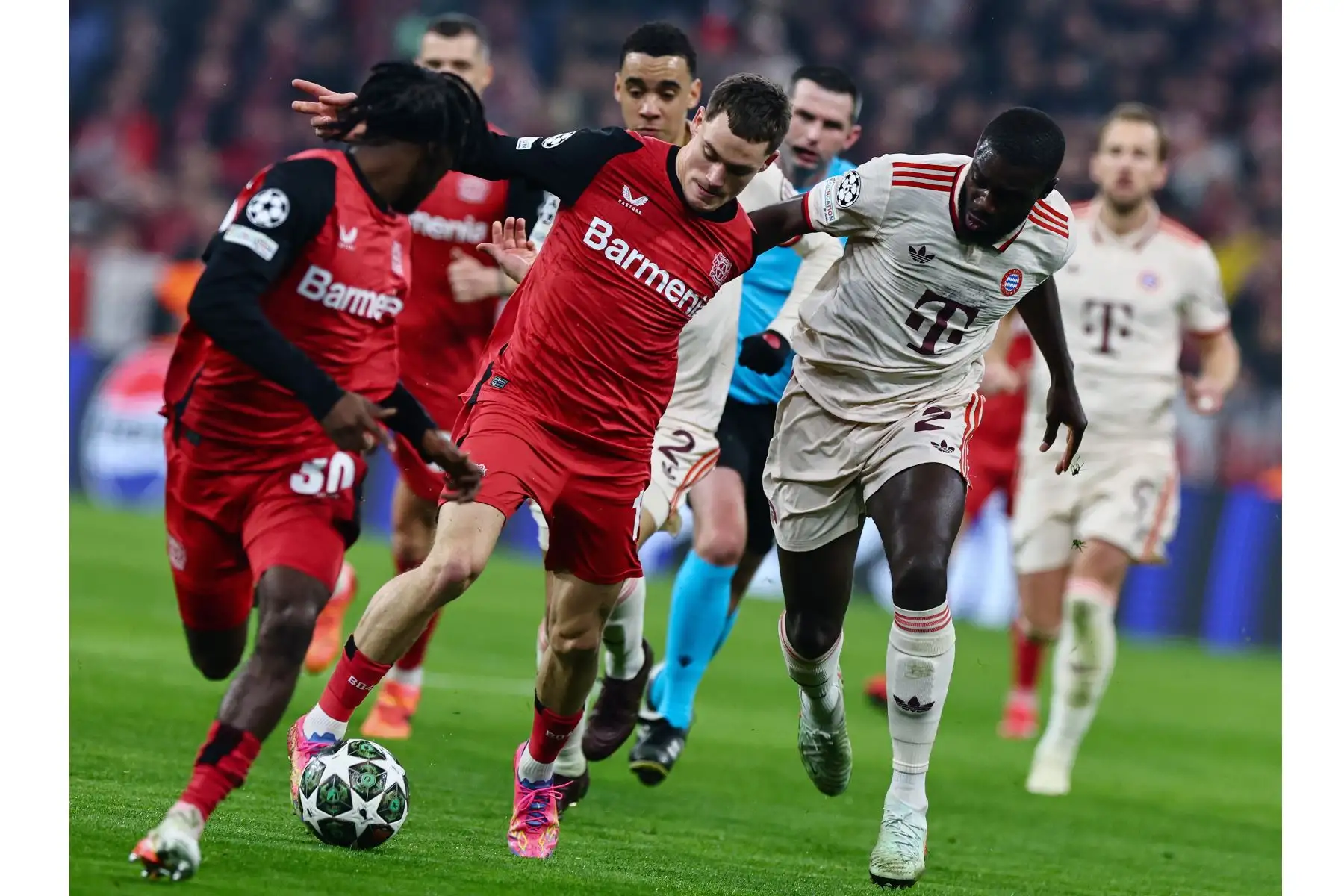 Florian Wirtz del Leverkusen  y Dayot Upamecano del Bayern  en acción durante el partido de ida de los octavos de final de la UEFA Champions League entre el FC Bayern Munich y el Bayer 04 Leverkusen, en Munich, Alemania.
Foto: EFE