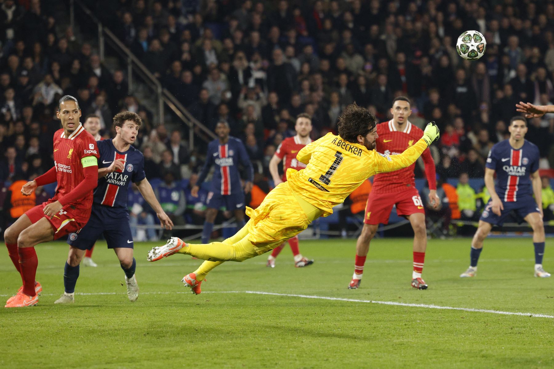 El portero brasileño del Liverpool, Alisson  se lanza por el balón durante el partido de ida de los octavos de final de la UEFA Champions League entre el Paris Saint-Germain y el Liverpool  en el estadio Parc des Princes en París.
Foto: AFP