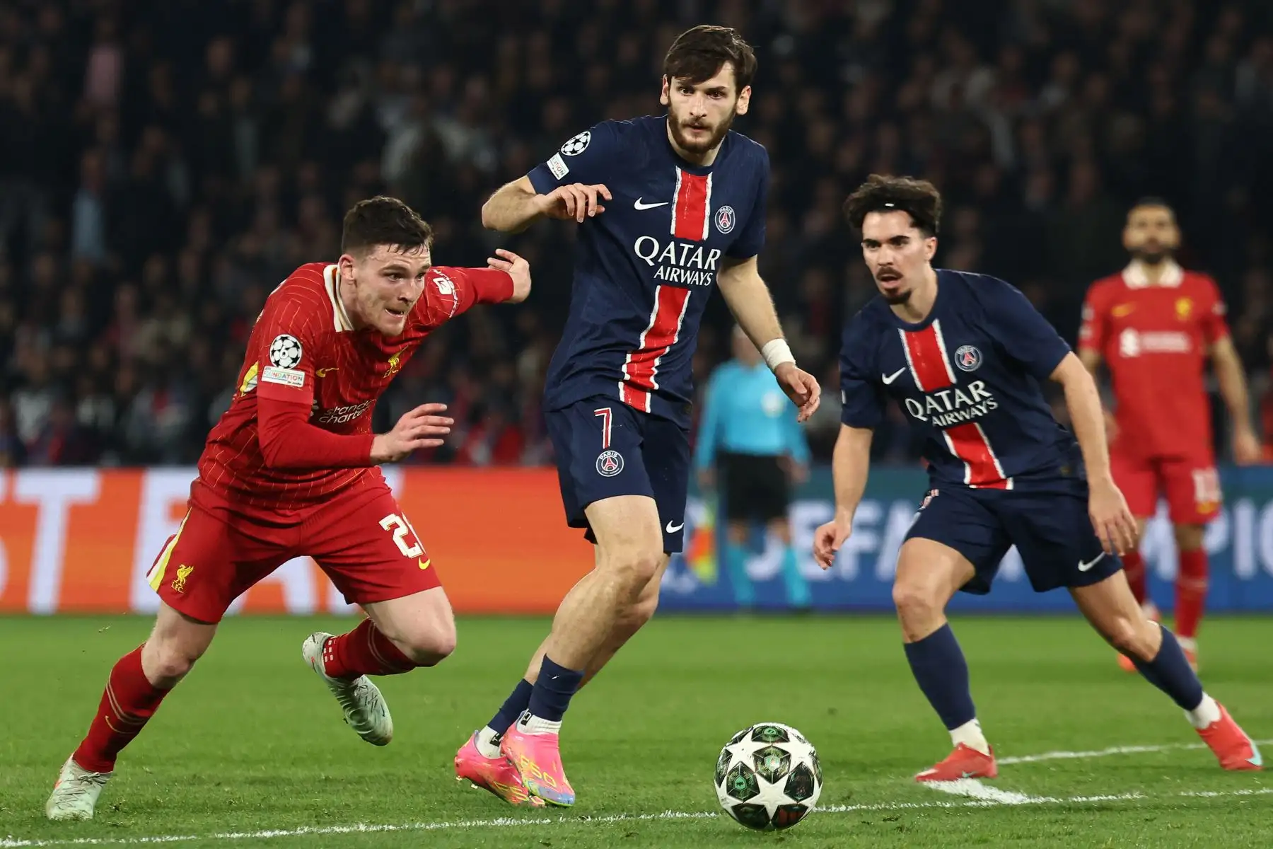 El defensor escocés del Liverpool, Andrew Robertson , y el delantero georgiano del Paris Saint-Germain, Khvicha Kvaratskhelia, luchan por el balón durante el partido de ida de los octavos de final de la UEFA Champions League entre el Paris Saint-Germain  y el Liverpool  en el estadio Parc des Princes en París.
Foto: AFP