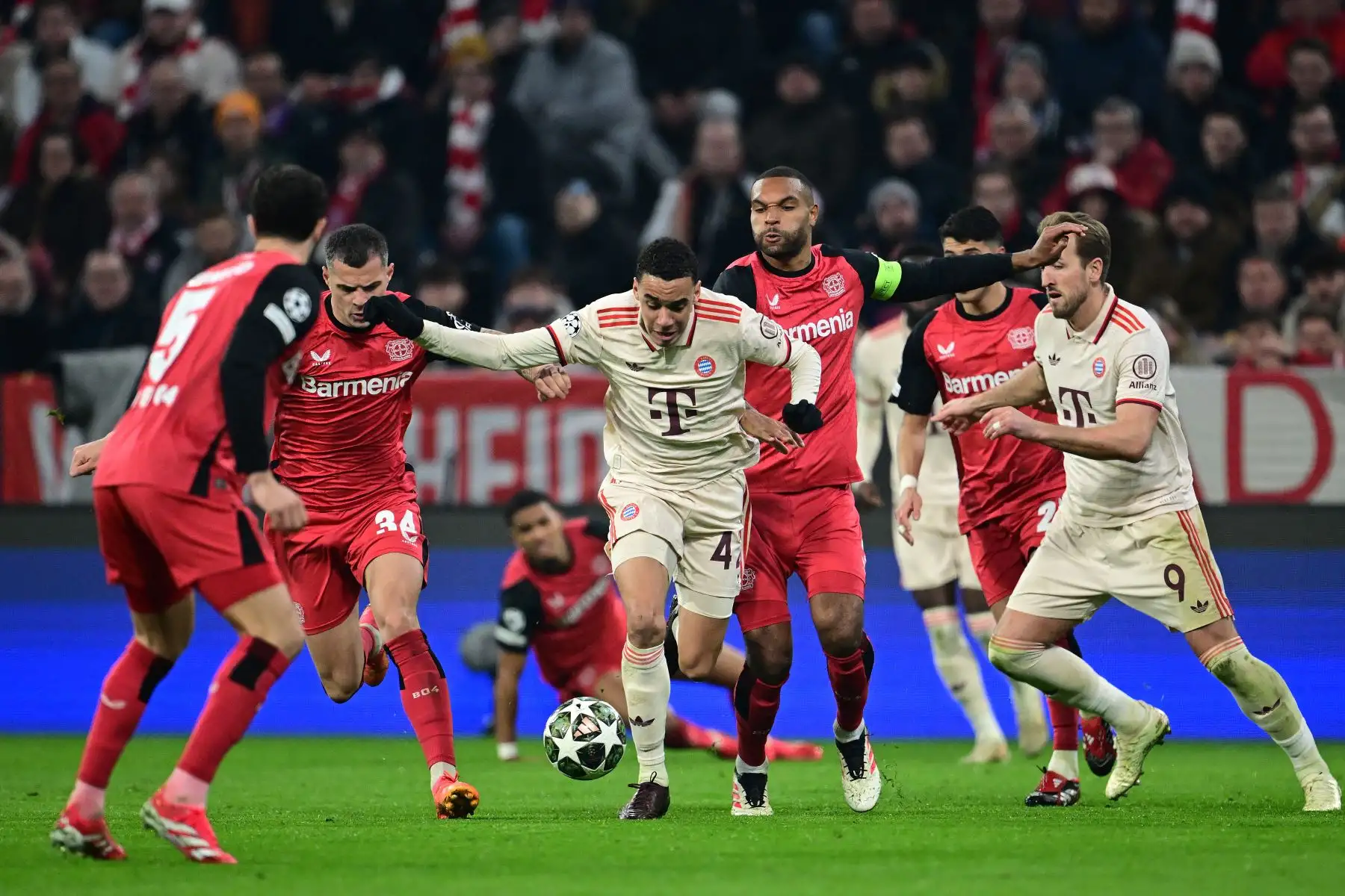 El centrocampista alemán del Bayern Munich, Jamal Musiala y el defensa alemán del Bayer Leverkusen, Jonathan Tah compiten por el balón durante el partido de ida de los octavos de final de la UEFA Champions League entre el FC Bayern Munich y el Bayer 04 Leverkusen.
Foto: AFP