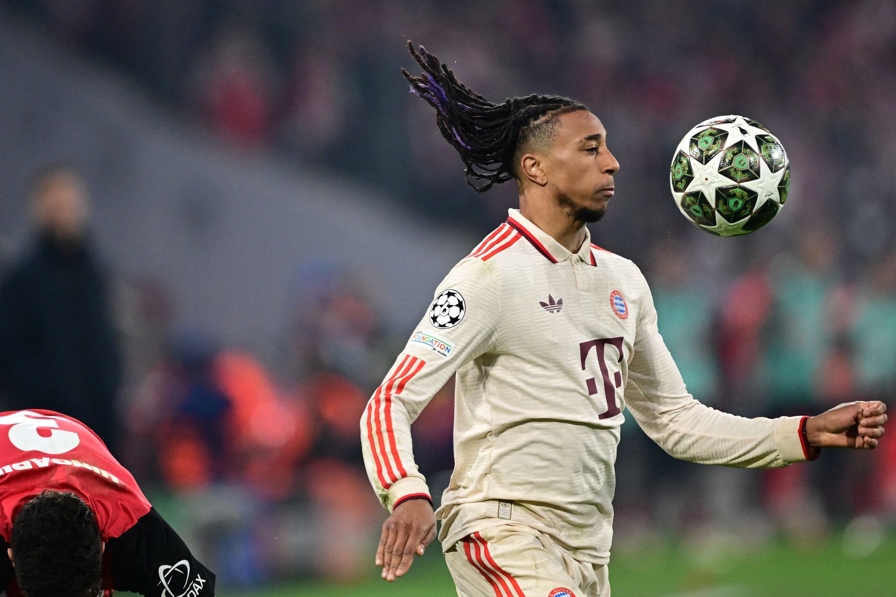 El centrocampista francés del Bayern Munich, Michael Olise, controla el balón durante el partido de ida de los octavos de final de la UEFA Champions League, entre el FC Bayern Munich y el Bayer 04 Leverkusen.
Foto: AFP