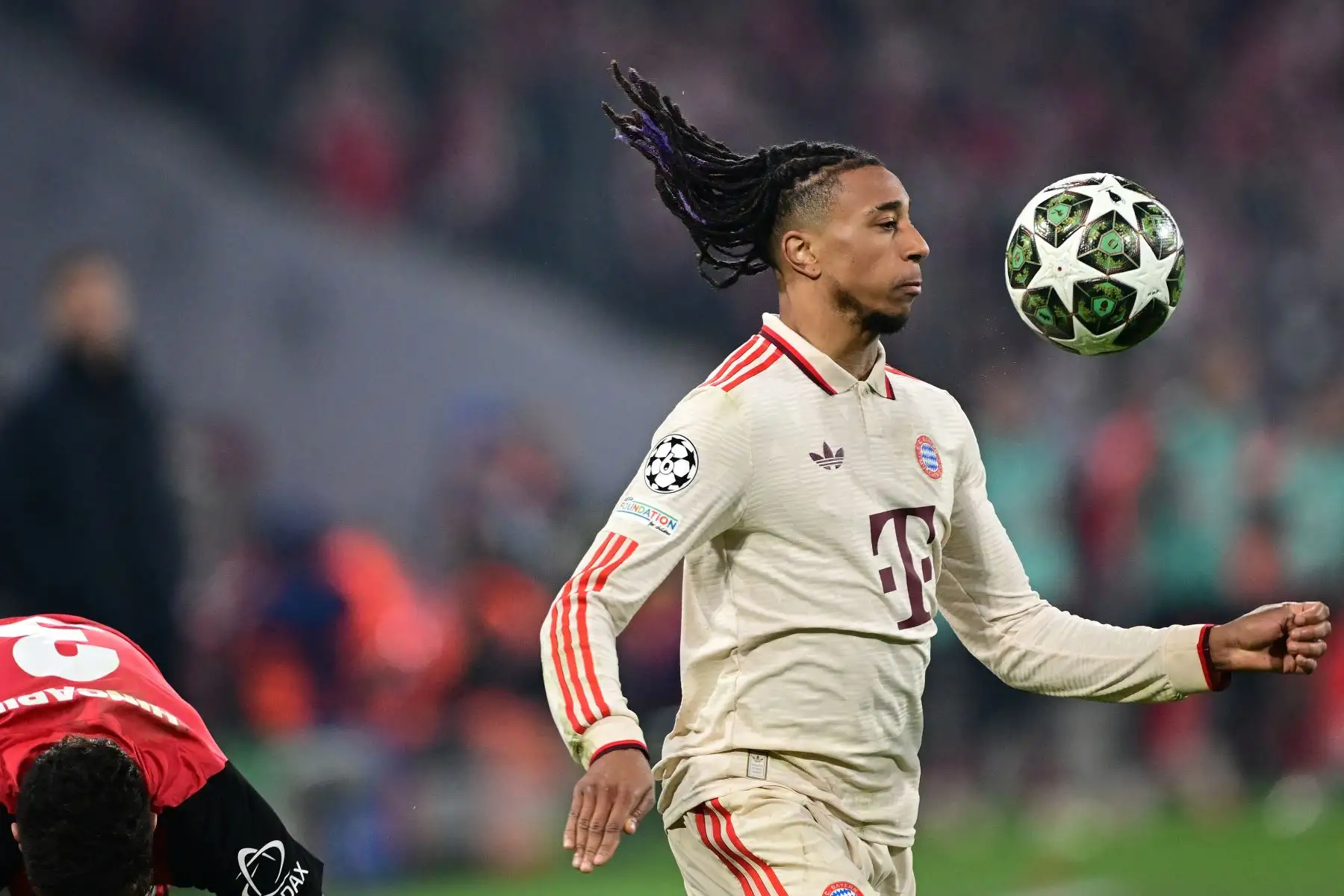 El centrocampista francés del Bayern Munich, Michael Olise, controla el balón durante el partido de ida de los octavos de final de la UEFA Champions League, entre el FC Bayern Munich y el Bayer 04 Leverkusen.
Foto: AFP