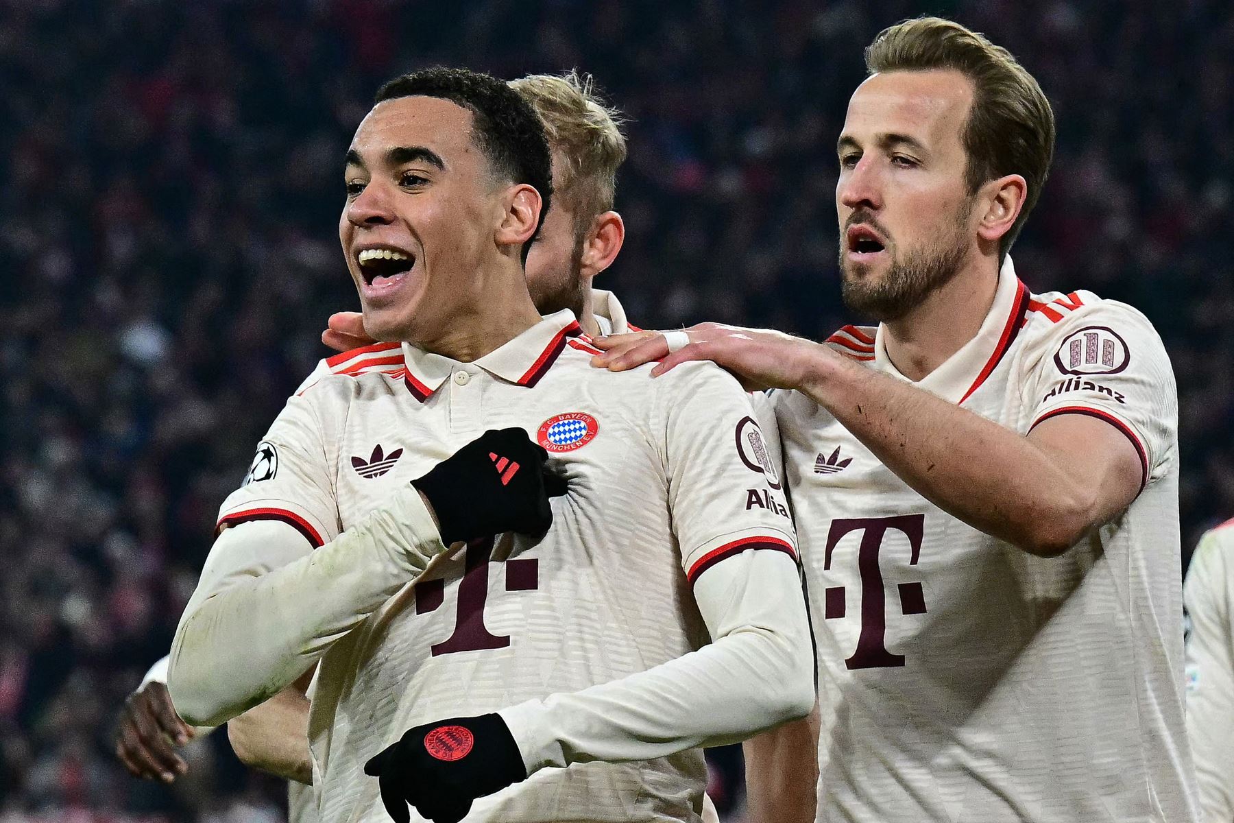 El centrocampista alemán del Bayern Munich, Jamal Musiala , celebra el gol 2-0 con sus compañeros de equipo, incluido el delantero inglés #09 del Bayern Munich, Harry Kane, durante el partido de ida de los octavos de final de la UEFA Champions League, FC Bayern Munich vs Bayer 04 Leverkusen.
Foto: AFP