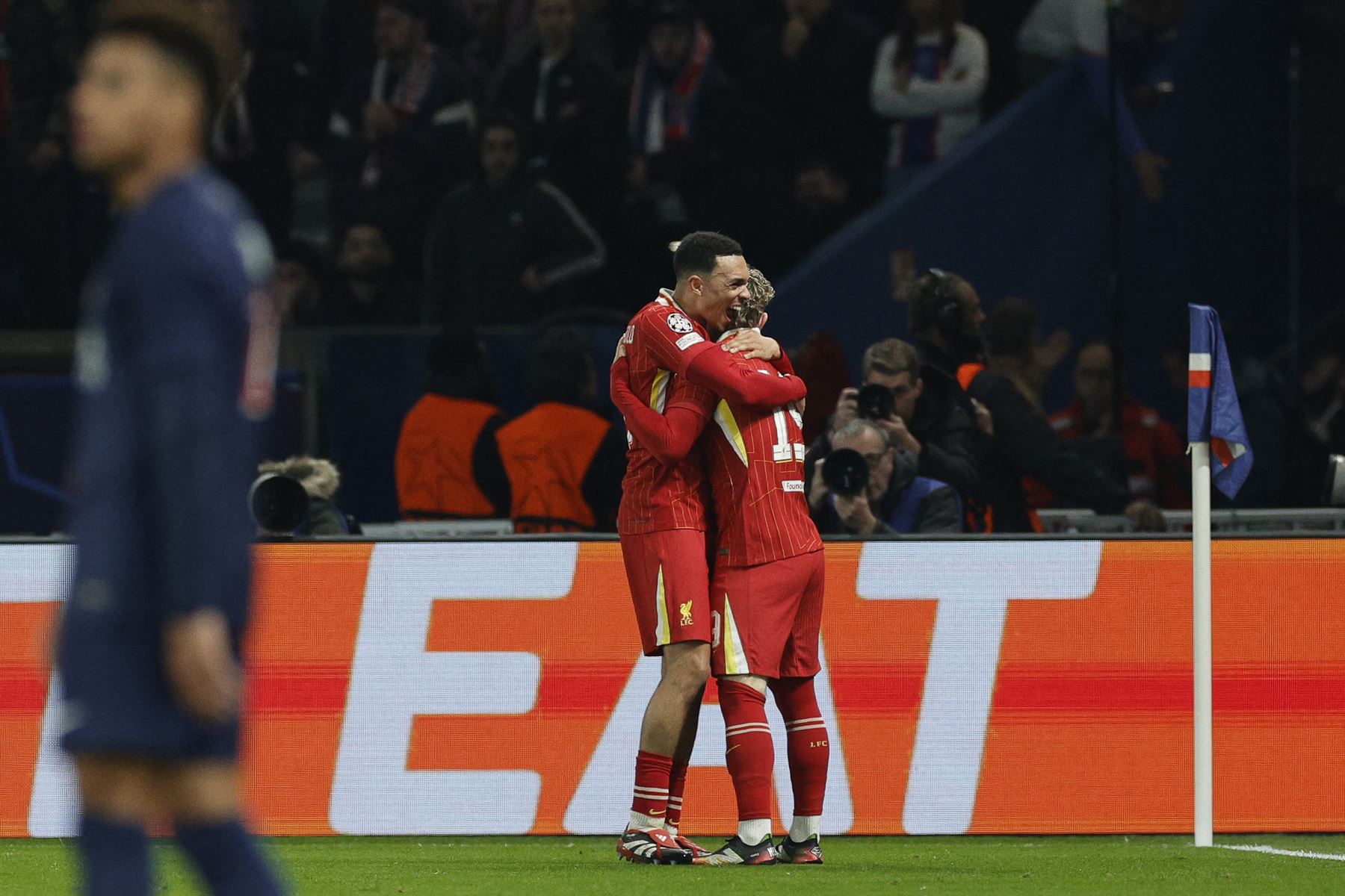 El delantero inglés  del Liverpool, Harvey Elliott , celebra con el defensor inglés del Liverpool, Trent Alexander-Arnold , después de marcar el primer gol del Liverpool durante el partido de ida de los octavos de final de la UEFA Champions League entre el Paris Saint-Germain  y el Liverpool en el estadio Parc des Princes en París.
Foto: AFP