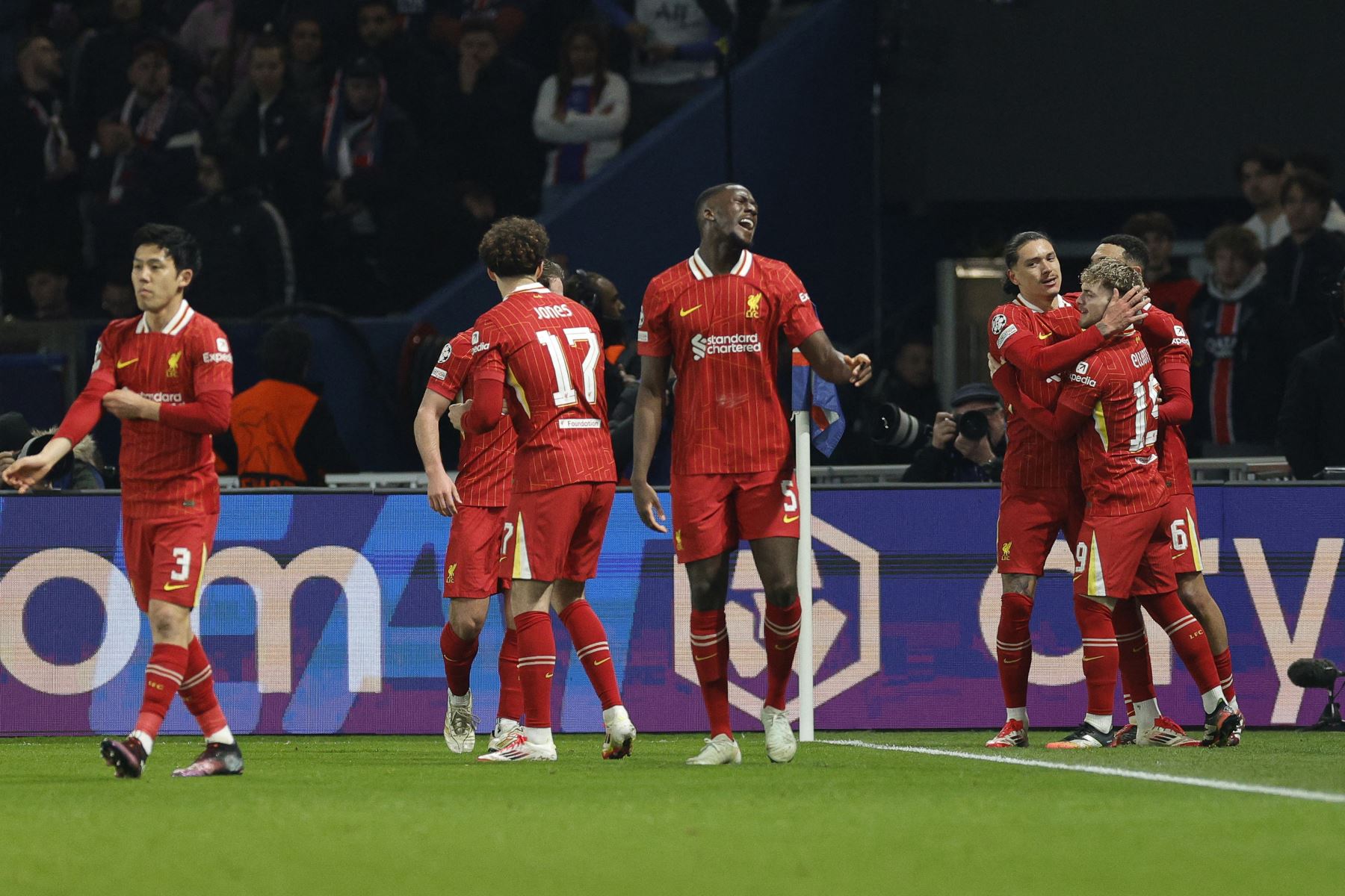 El delantero inglés del Liverpool, Harvey Elliott , celebra con sus compañeros de equipo después de marcar el primer gol del Liverpool durante el partido de ida de los octavos de final de la UEFA Champions League entre el Paris Saint-Germain  y el Liverpool en el estadio Parc des Princes en París.
Foto: AFP