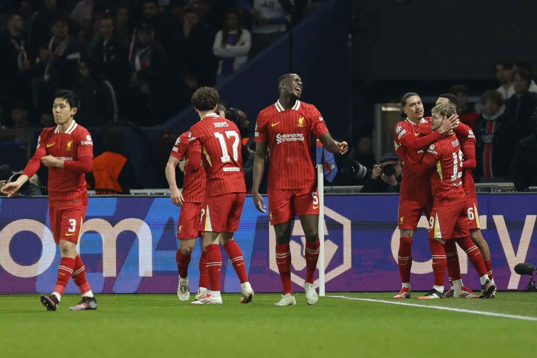 El delantero inglés del Liverpool, Harvey Elliott , celebra con sus compañeros de equipo después de marcar el primer gol del Liverpool durante el partido de ida de los octavos de final de la UEFA Champions League entre el Paris Saint-Germain  y el Liverpool en el estadio Parc des Princes en París.
Foto: AFP