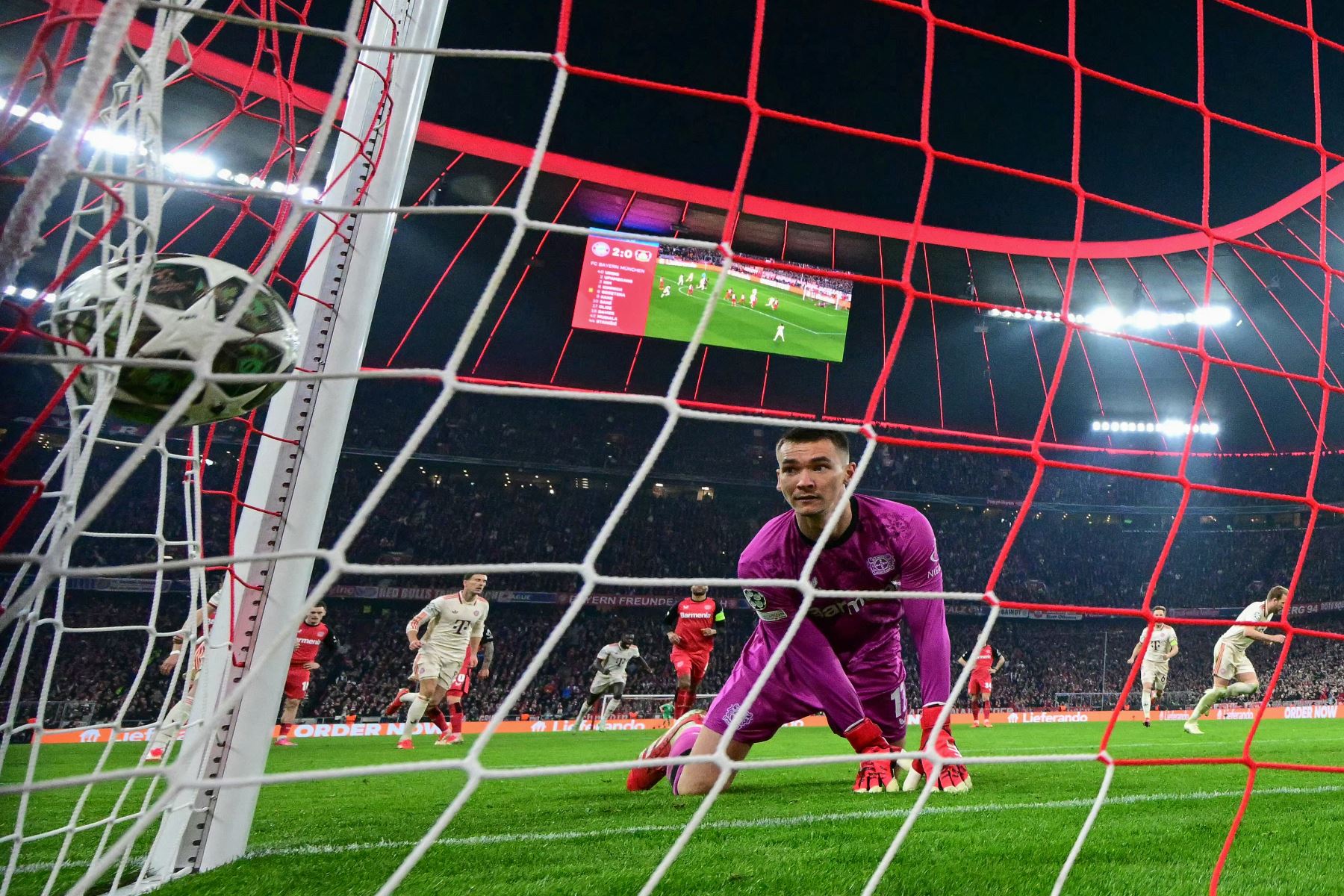 El portero checo  del Bayer Leverkusen, Matej Kovar, mira el balón después de que el delantero inglés del Bayern Munich, Harry Kane  anotara durante el partido de ida de los octavos de final de la UEFA Champions League, entre el FC Bayern Munich y el Bayer 04 Leverkusen.
Foto: AFP