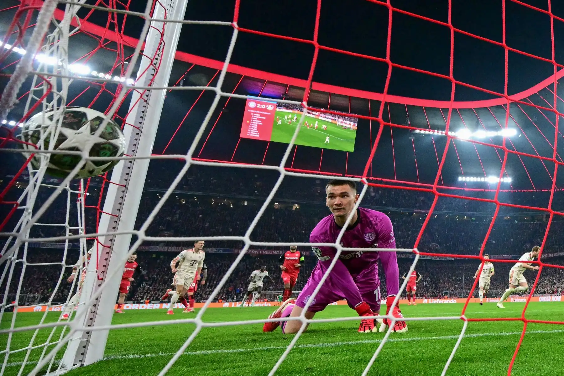 El portero checo  del Bayer Leverkusen, Matej Kovar, mira el balón después de que el delantero inglés del Bayern Munich, Harry Kane  anotara durante el partido de ida de los octavos de final de la UEFA Champions League, entre el FC Bayern Munich y el Bayer 04 Leverkusen.
Foto: AFP
