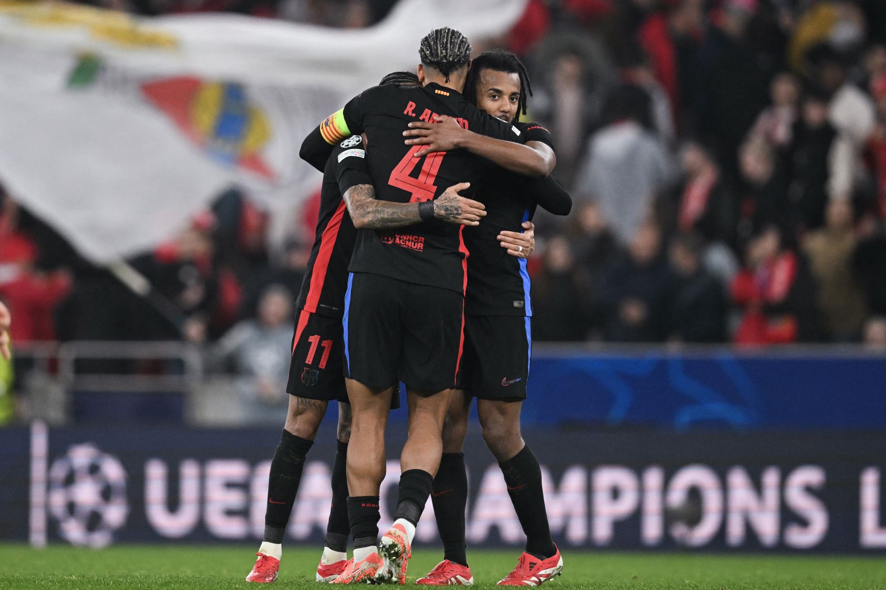 El defensa francés  del Barcelona, ​​Jules Kounde , celebra con sus compañeros de equipo después del partido de ida de los octavos de final de la UEFA Champions League entre el SL Benfica y el FC Barcelona en el estadio Estadio da Luz en Lisboa.
Foto: AFP