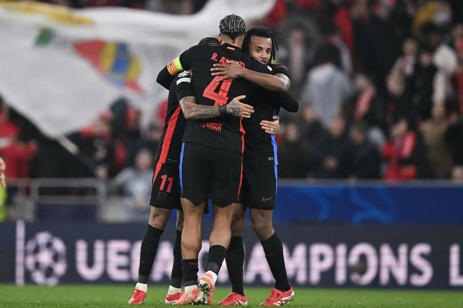 El defensa francés  del Barcelona, ​​Jules Kounde , celebra con sus compañeros de equipo después del partido de ida de los octavos de final de la UEFA Champions League entre el SL Benfica y el FC Barcelona en el estadio Estadio da Luz en Lisboa.
Foto: AFP