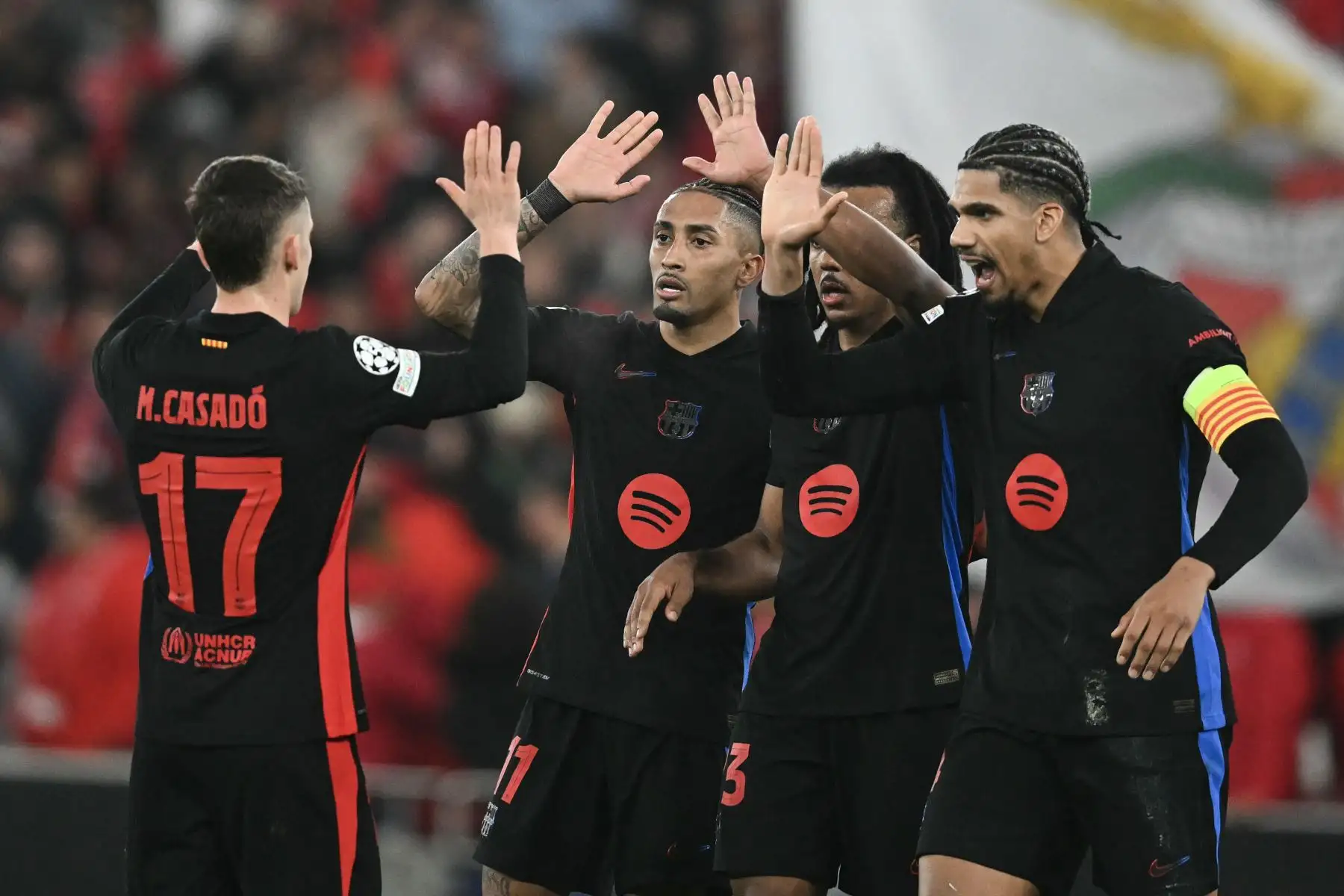 Los jugadores del Barcelona celebran después del partido de ida de los octavos de final de la Liga de Campeones de la UEFA entre el SL Benfica y el FC Barcelona en el estadio Estadio da Luz en Lisboa.
Foto: AFP