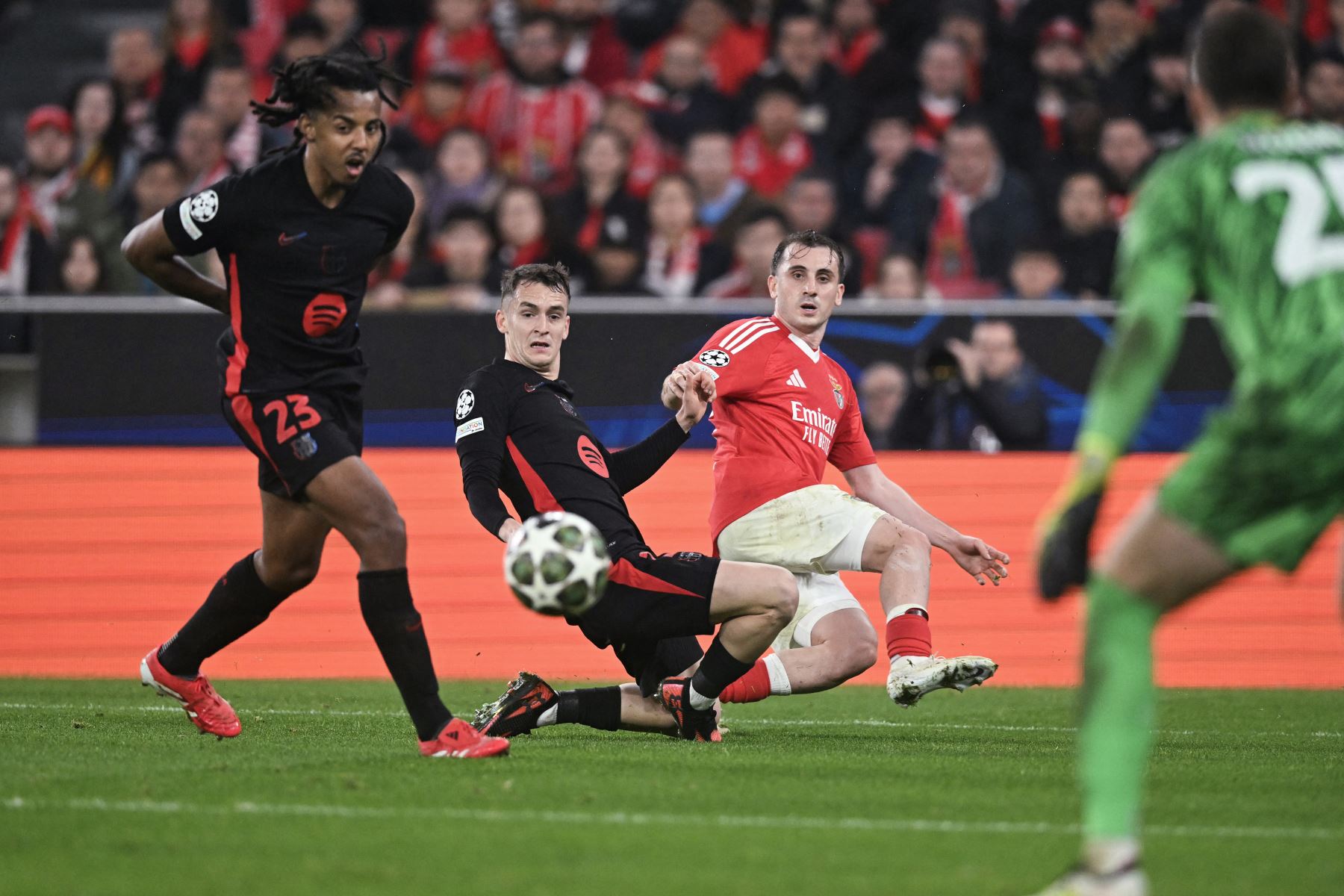 El centrocampista turco del Benfica, Muhammed Akturkoglu dispara al centrocampista español del Barcelona,  Marc Casado  y al defensa francés del Barcelona, Jules Kounde durante el partido de ida de octavos de final de la Liga de Campeones de la UEFA entre el SL Benfica y el FC Barcelona en el Estadio da Luz de Lisboa.
Foto: AFP