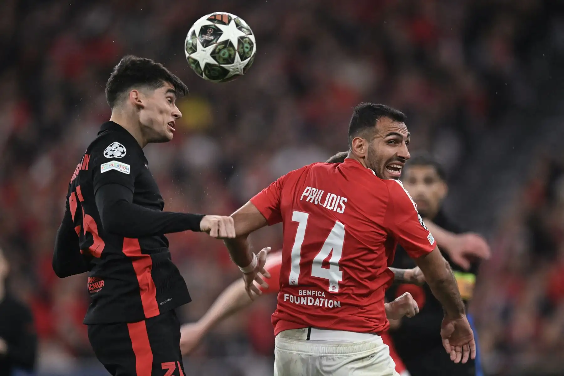 El defensa español del Barcelona, ​​Gerard Martin , y el delantero griego del Benfica, Vangelis Pavlidis, intentan un cabezazo durante el partido de ida de los octavos de final de la Liga de Campeones de la UEFA entre el SL Benfica y el FC Barcelona en el estadio Estadio da Luz en Lisboa.
Foto: AFP