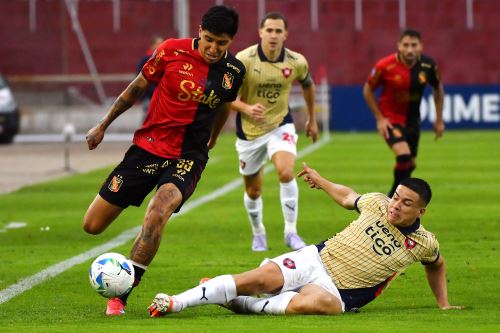 Melgar juega ante Cerro Porteño de Paraguay durante el partido de clasificación por la Copa Libertadores