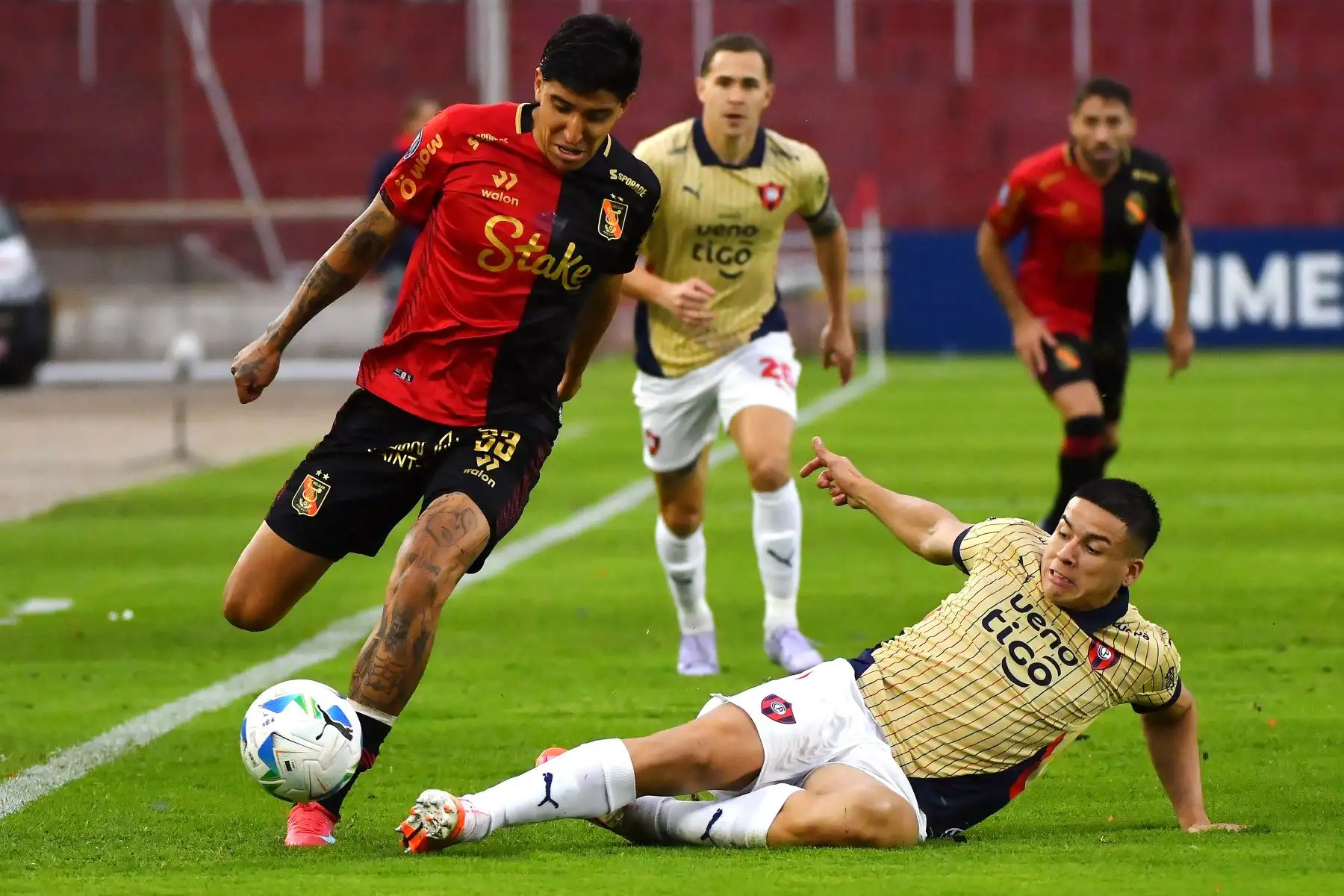 El defensor de Melgar, Matías Lazo y el defensor argentino de Cerro Porteño, Guillermo Benítez luchan por el balón durante el partido de ida de la tercera ronda de clasificación de la Copa Libertadores entre Melgar de Perú y Cerro Porteño de Paraguay en el Estadio Monumental de la UNSA en Arequipa, Perú.
Foto: AFP