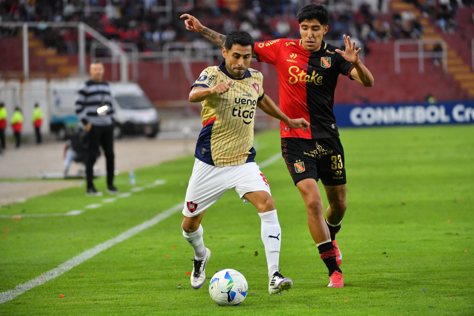 El delantero argentino de Cerro Porteño, Federico Carrizo , y el defensor de Melgar, Matías Lazo, luchan por el balón durante el partido de ida de la tercera ronda de clasificación para la Copa Libertadores entre Melgar de Perú y Cerro Porteño de Paraguay. AFP