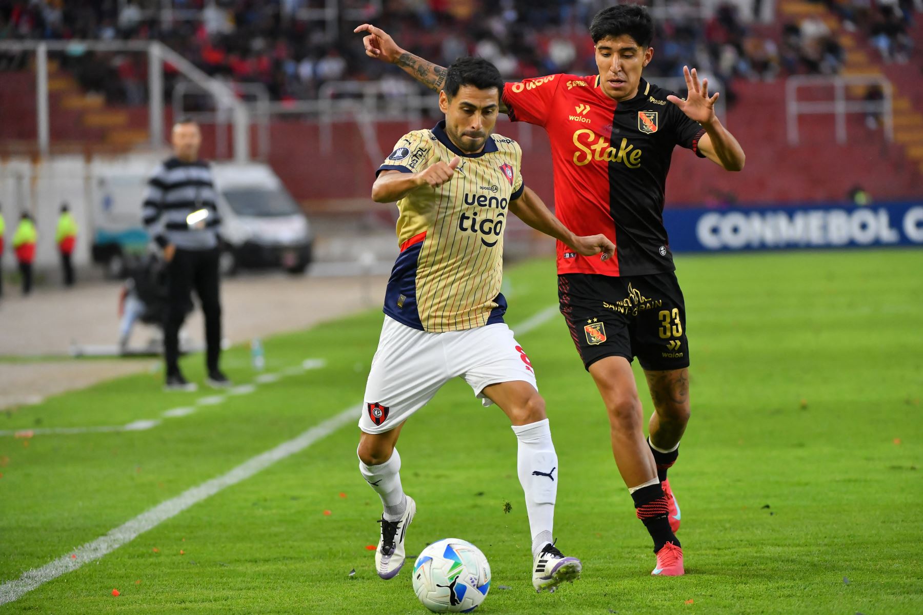 Cerro Porteño y FBC Melgar chocan en el estado Monumental de la UNSA, en Arequipa. Foto: AFP