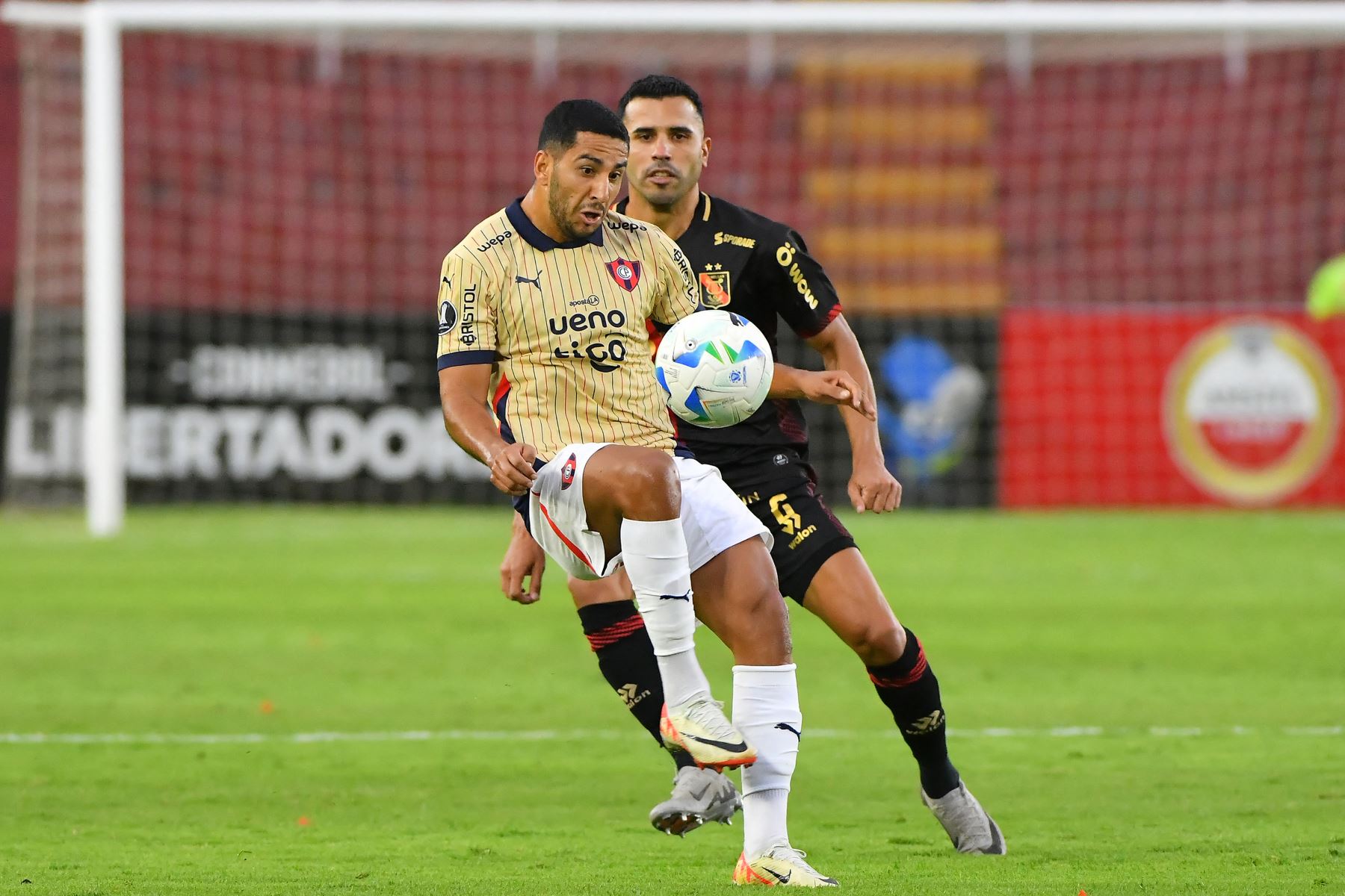 El delantero de Cerro Porteño, Cecilio Domínguez  y el defensor argentino de Melgar, Pier Barrios, luchan por el balón durante el partido de ida de la tercera ronda de clasificación de la Copa Libertadores entre Melgar de Perú y Cerro Porteño de Paraguay en el Estadio Monumental de la UNSA en Arequipa, Perú.
Foto: AFP