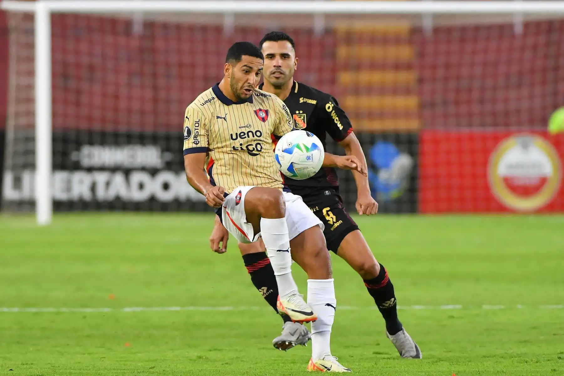 El delantero de Cerro Porteño, Cecilio Domínguez  y el defensor argentino de Melgar, Pier Barrios, luchan por el balón durante el partido de ida de la tercera ronda de clasificación de la Copa Libertadores entre Melgar de Perú y Cerro Porteño de Paraguay en el Estadio Monumental de la UNSA en Arequipa, Perú.
Foto: AFP